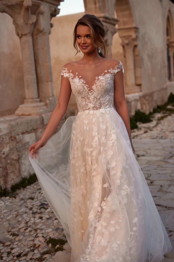 Valentine dama couture Brautkleid bei VeRina Brautmoden in Hille Rothenuffeln schräge Spitzenträger Tüllkleid Rock mit viel Spitze Schleppe (3)