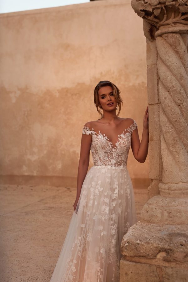 Valentine dama couture Brautkleid bei VeRina Brautmoden in Hille Rothenuffeln schräge Spitzenträger Tüllkleid Rock mit viel Spitze Schleppe