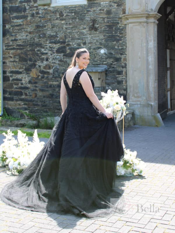 genaya Brautkleid LiaBella bei VeRina Brautmoden in Hille Rothenuffeln schwarz breitere Träger Schleppe Schnürung V Ausschnitt Rücken V Ausschnitt (1)