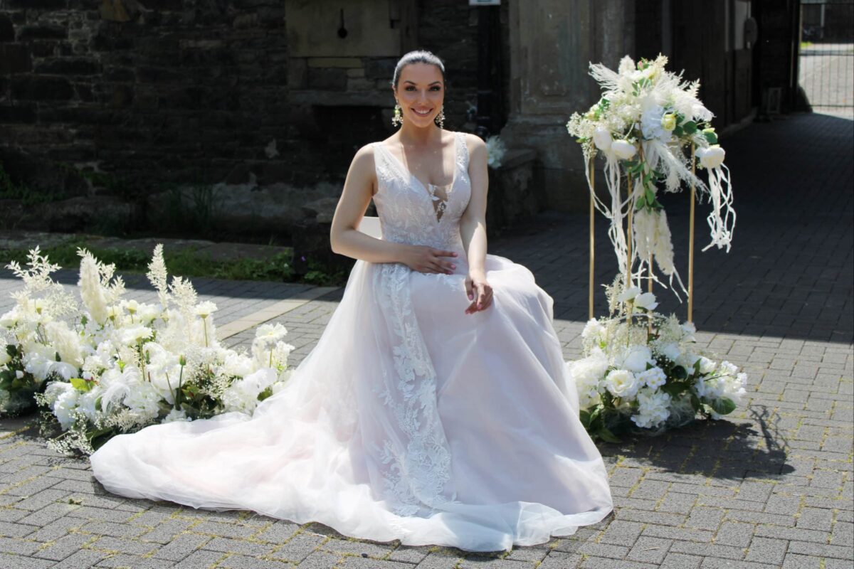 mandini Brautkleid LiaBella bei VeRina Brautmoden in Hille Rothenuffeln Träger V Ausschnitt gerafftes Oberteil zarte fließende Spitze Schleppe (1)