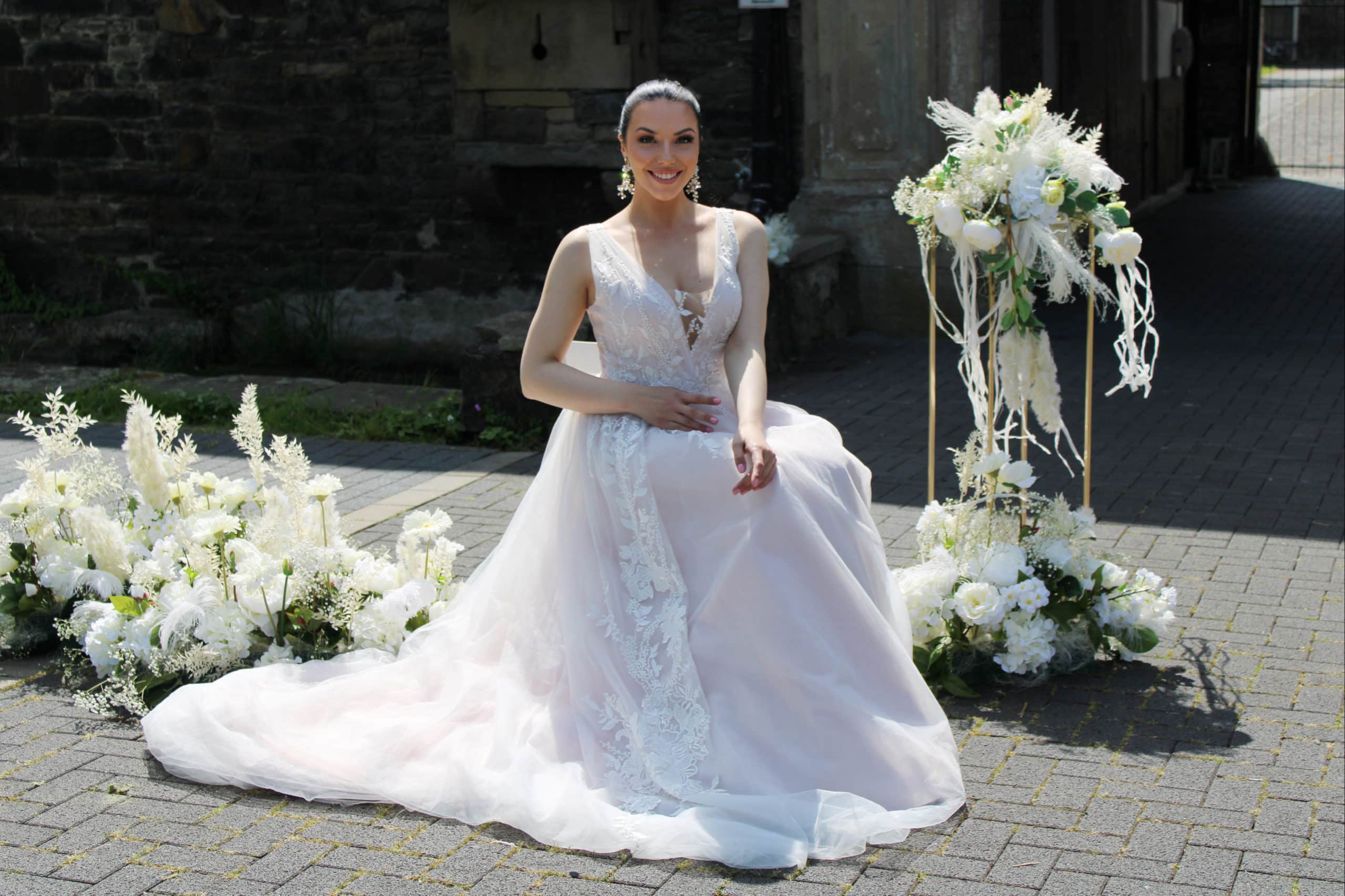 mandini Brautkleid LiaBella bei VeRina Brautmoden in Hille Rothenuffeln Träger V Ausschnitt gerafftes Oberteil zarte fließende Spitze Schleppe (1)