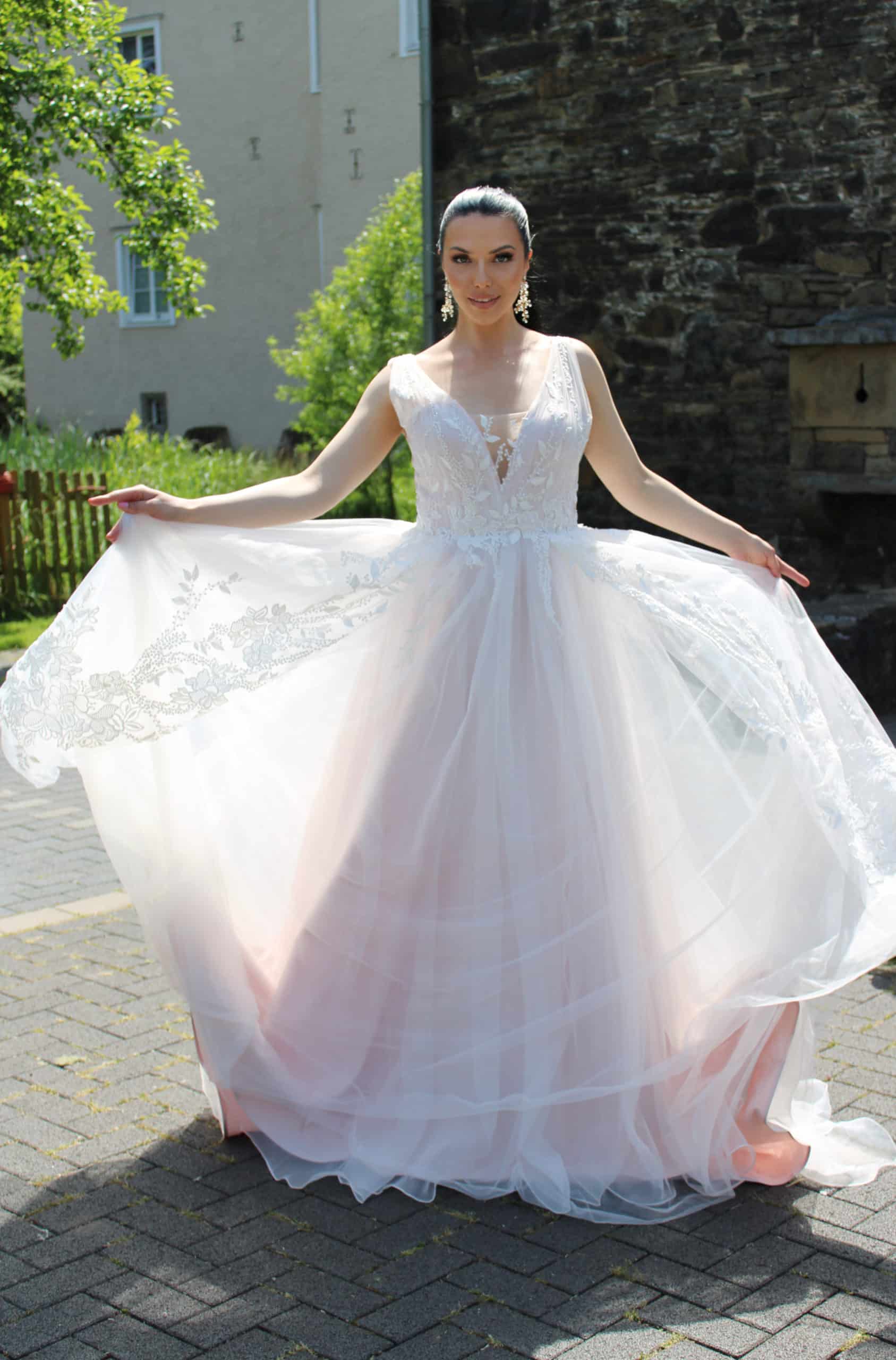 mandini Brautkleid LiaBella bei VeRina Brautmoden in Hille Rothenuffeln Träger V Ausschnitt gerafftes Oberteil zarte fließende Spitze Schleppe (3)