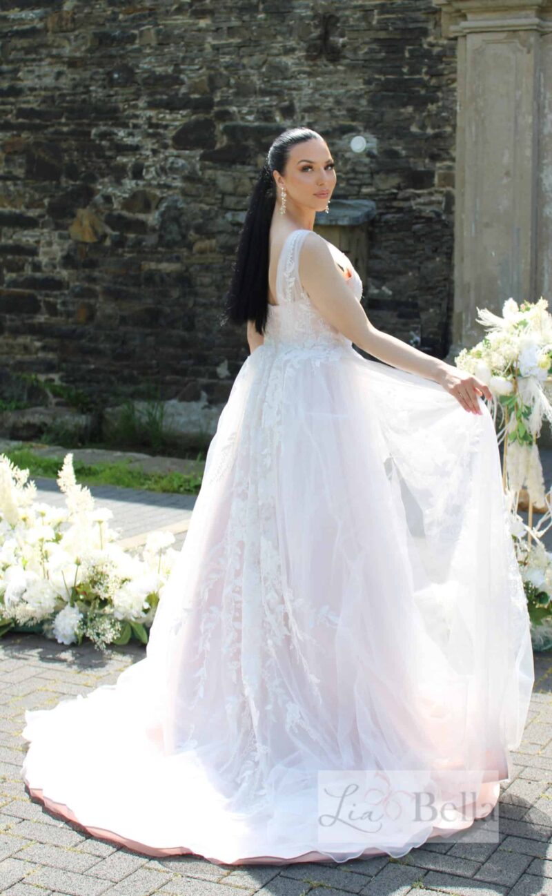 mandini Brautkleid LiaBella bei VeRina Brautmoden in Hille Rothenuffeln Träger V Ausschnitt gerafftes Oberteil zarte fließende Spitze Schleppe (4)
