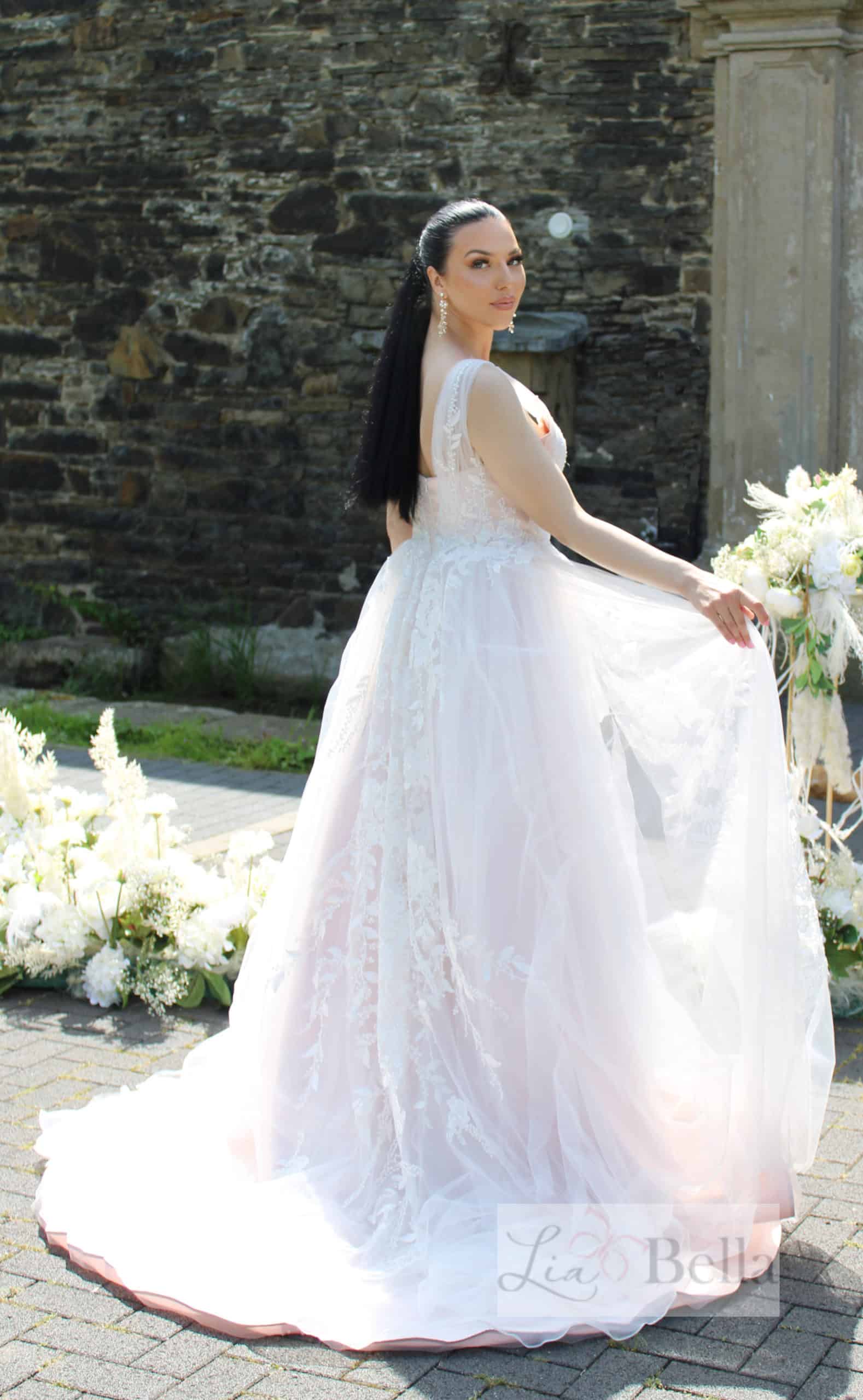 mandini Brautkleid LiaBella bei VeRina Brautmoden in Hille Rothenuffeln Träger V Ausschnitt gerafftes Oberteil zarte fließende Spitze Schleppe (4)