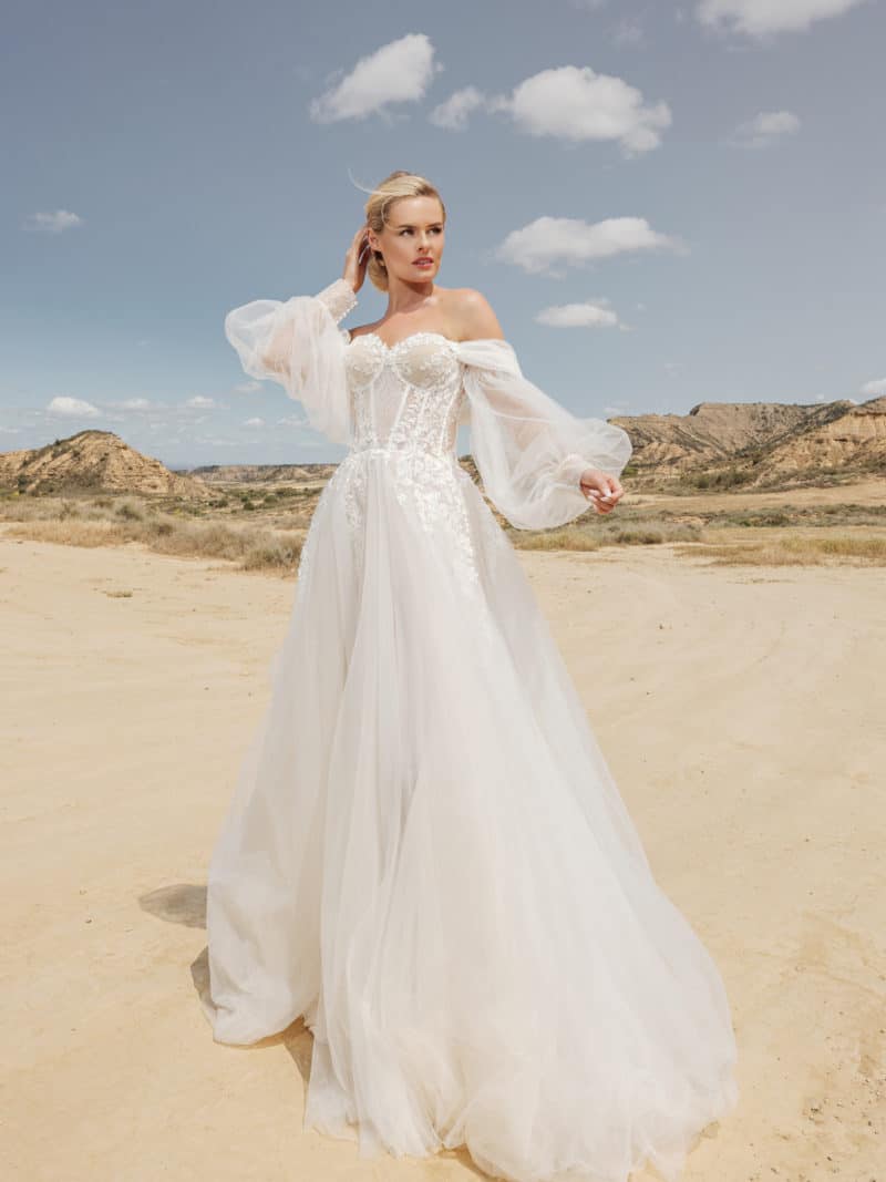 DT103 Duett Bridal Vera Novia bei VeRina Brautmoden in Hille Rothenuffeln Carmenträger aus Tüll Brautkleid Puffärmel aus Tüll lange Ärmel Corsage mit Stäbe fließende Spitze Tüllkleid (3)