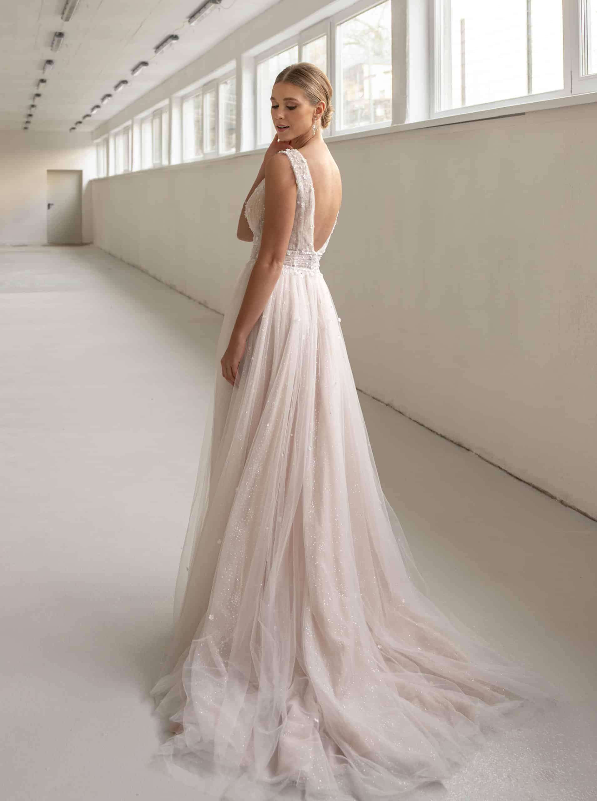 82205 Dreamy DL Brautkleid bei VeRina Brautmoden in Hille Rothenuffeln champagner Raffungen 3D Blüten Tüll Glitzer Schleppe V Ausschnitt (2)