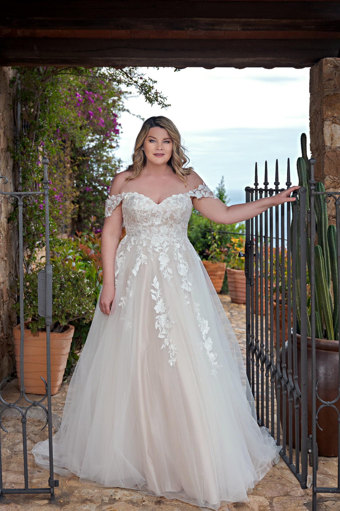 LB231 Lohrengel Brautkleid bei VeRina Brautmoden in Hille Rothenuffeln Carmenträger Softtüll (1)