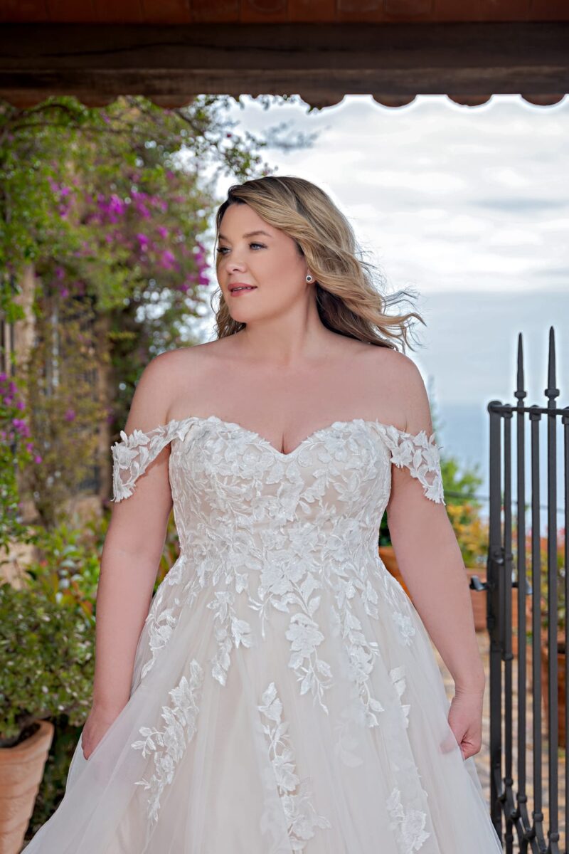 LB231 Lohrengel Brautkleid bei VeRina Brautmoden in Hille Rothenuffeln Carmenträger Softtüll(2)