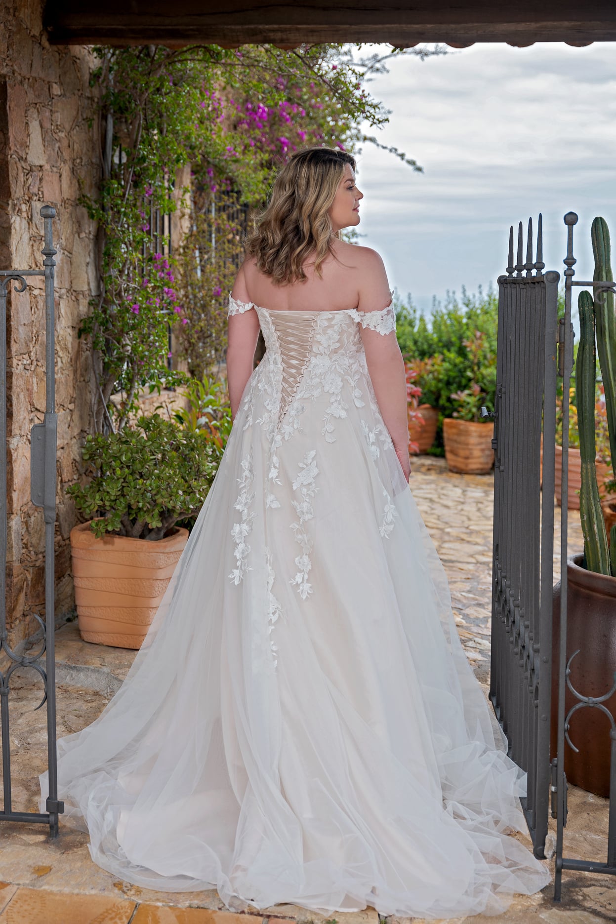 LB231 Lohrengel Brautkleid bei VeRina Brautmoden in Hille Rothenuffeln Carmenträger Softtüll(3)