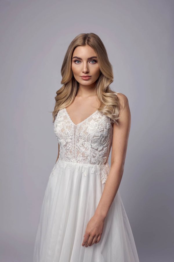 LB306 Lohrengel Brautkleid bei VeRina Brautmoden in Hille Rothenuffeln Carmenträger Softtüll (2)