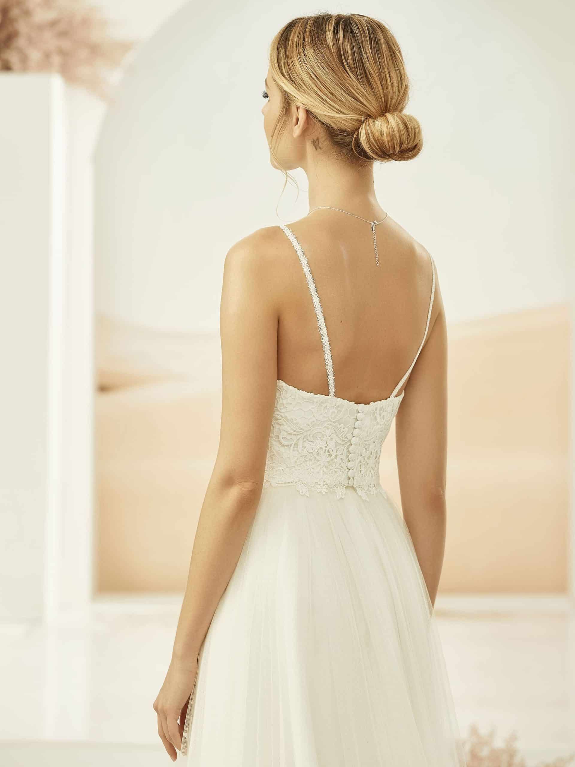 bianco_Evento_e319_Brauttop_bei_VeRina_Brautmoden_in_Hille_Rothenuffeln_Spaghettiträger_Herzausschnitt_corsage__Spitze (2)