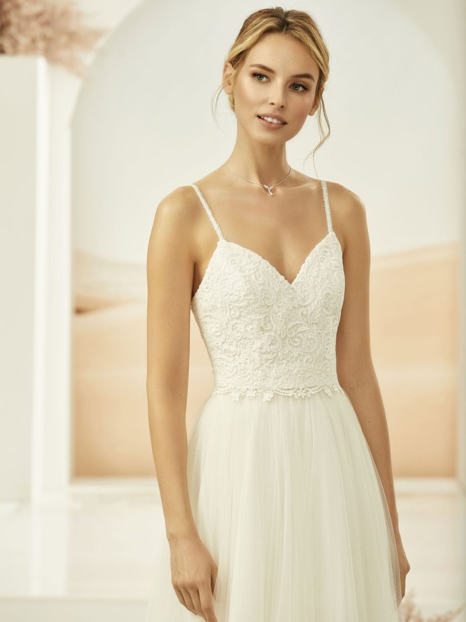 bianco_Evento_e319_Brauttop_bei_VeRina_Brautmoden_in_Hille_Rothenuffeln_Spaghettiträger_Herzausschnitt_corsage__Spitze (1)