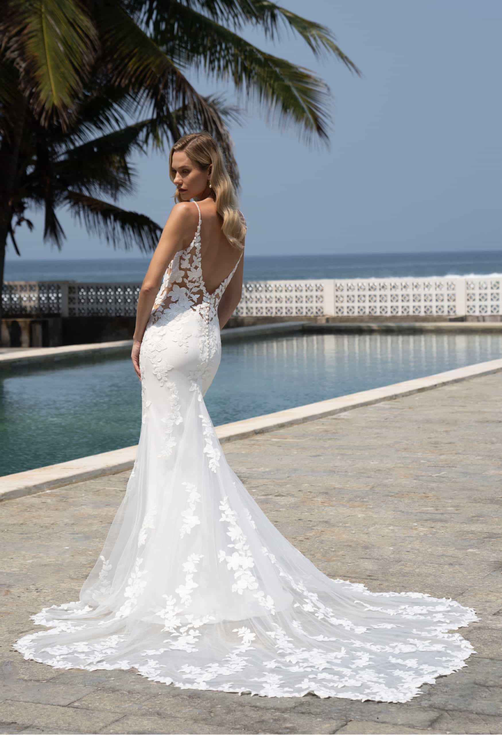 Brautkleid 10129 Amelie bei VeRina Brautmoden in Hille Rothenuffeln figurbetont fließende Spitze einzelne Spitzenelemente Schleppe mit Spitze tiefer Rückenausschnitt V Ausschnitt (2)