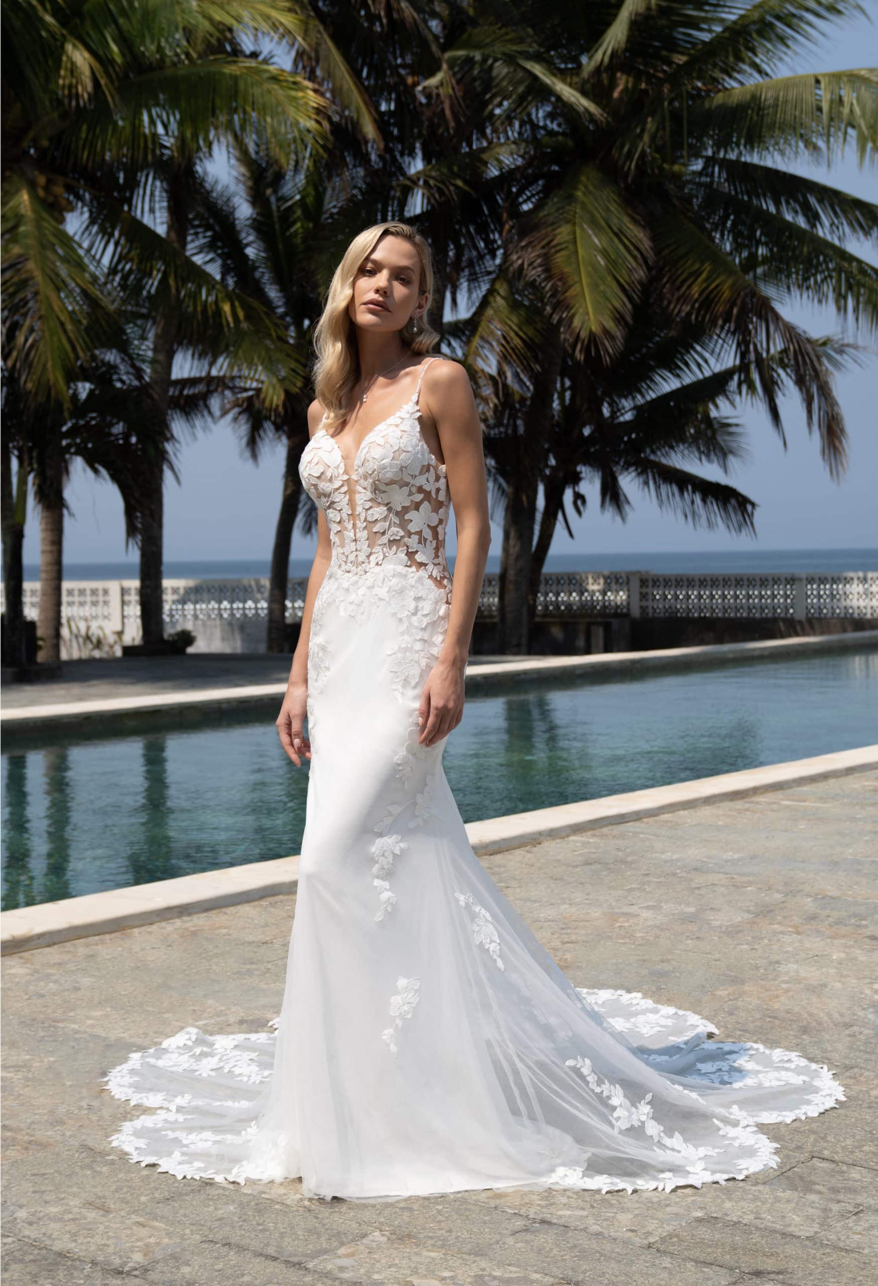 Brautkleid 10129 Amelie bei VeRina Brautmoden in Hille Rothenuffeln figurbetont fließende Spitze einzelne Spitzenelemente Schleppe mit Spitze tiefer Rückenausschnitt V Ausschnitt