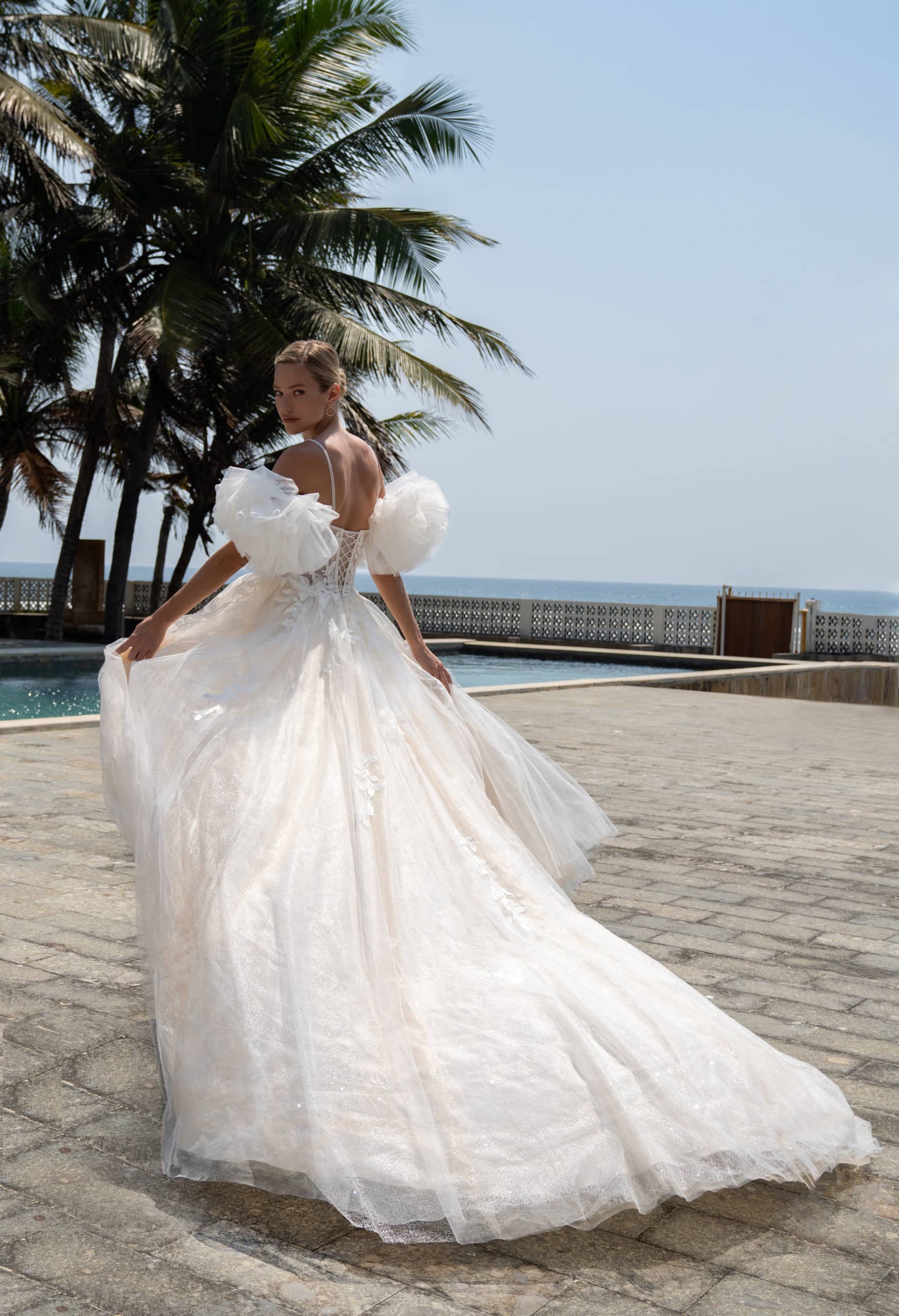 Brautkleid 10143U Amelie bei VeRina Brautmoden in Hille Rothenuffeln Tüllkleid fließende Spitze Schleppe Spaghettiträger puffärmel Schnürung (1)