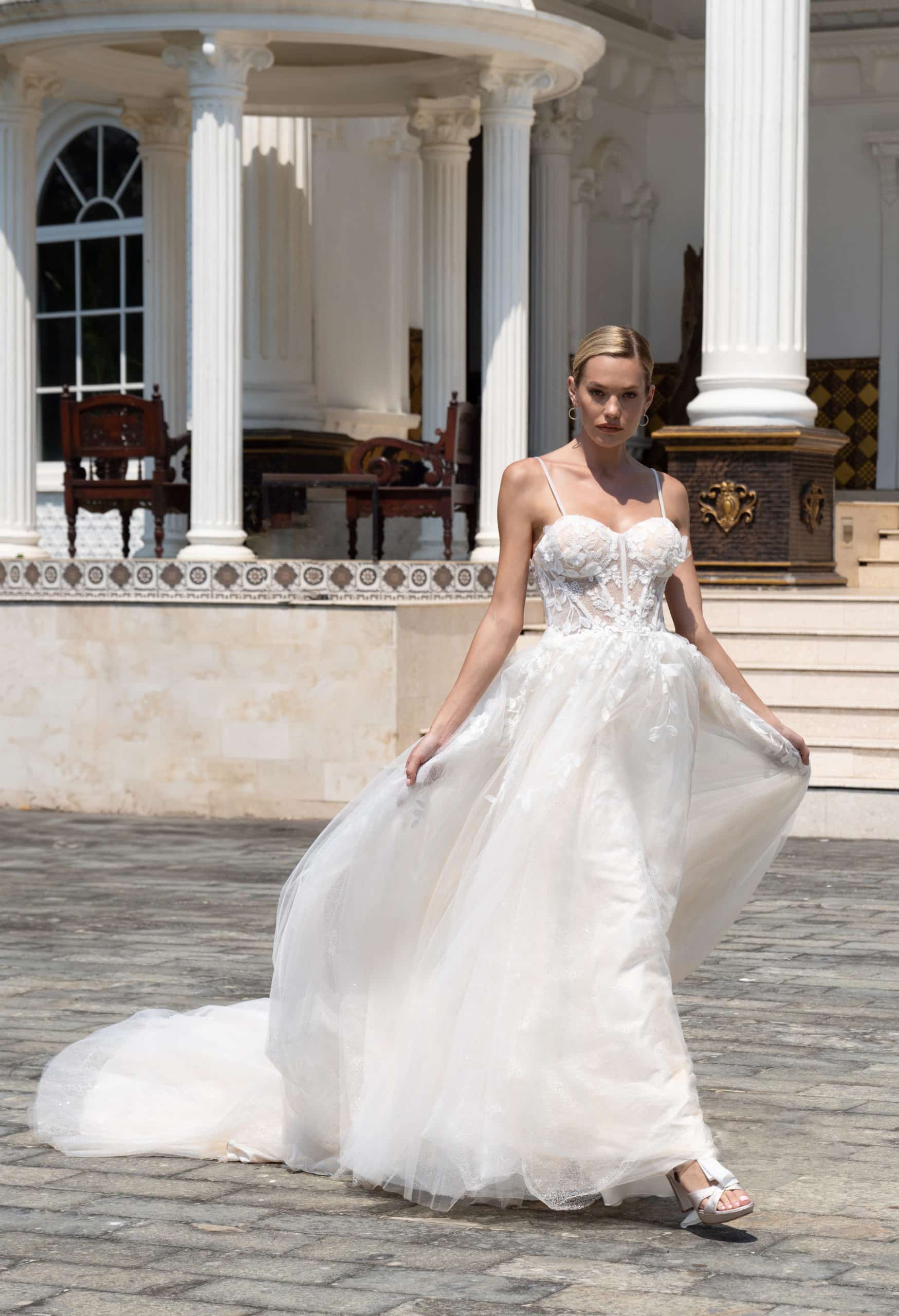 Brautkleid 10143U Amelie bei VeRina Brautmoden in Hille Rothenuffeln Tüllkleid fließende Spitze Schleppe Spaghettiträger puffärmel Schnürung (2)