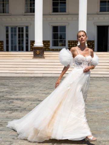 Brautkleid 10143U Amelie bei VeRina Brautmoden in Hille Rothenuffeln Tüllkleid fließende Spitze Schleppe Spaghettiträger puffärmel Schnürung