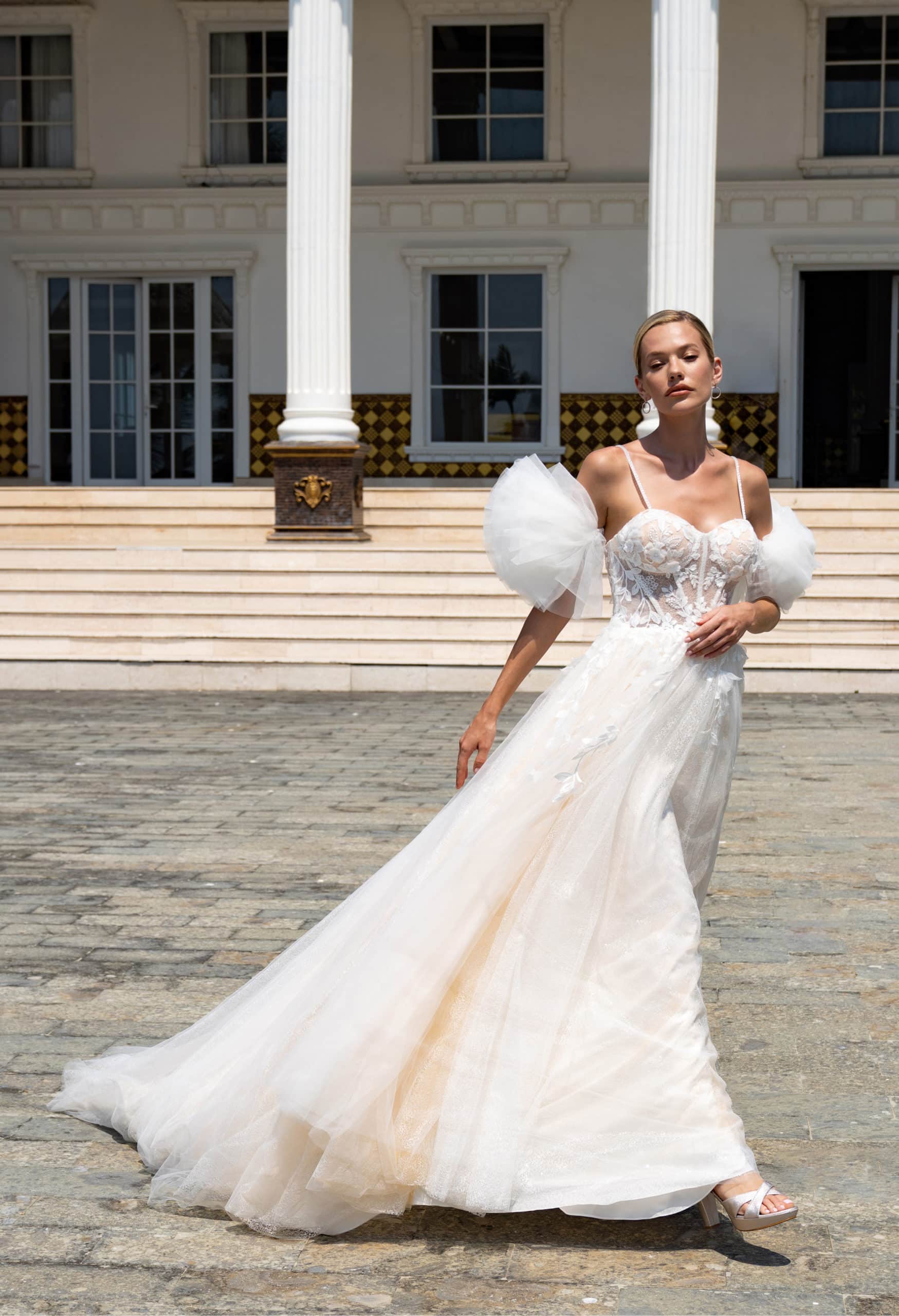 Brautkleid 10143U Amelie bei VeRina Brautmoden in Hille Rothenuffeln Tüllkleid fließende Spitze Schleppe Spaghettiträger puffärmel Schnürung