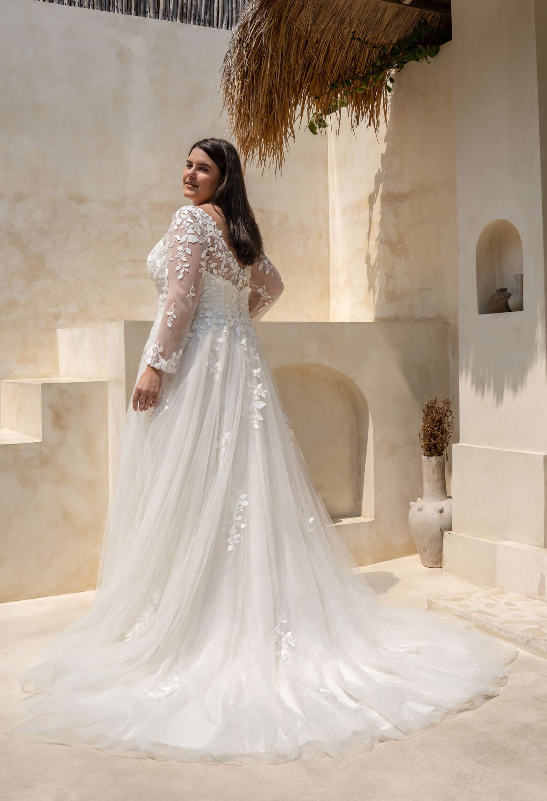 Brautkleid 30134W Amelie bei VeRina Brautmoden in Hille Rothenuffeln langarm Tüllkleid fließende Spitze V Ausschnitt Curvy (2)