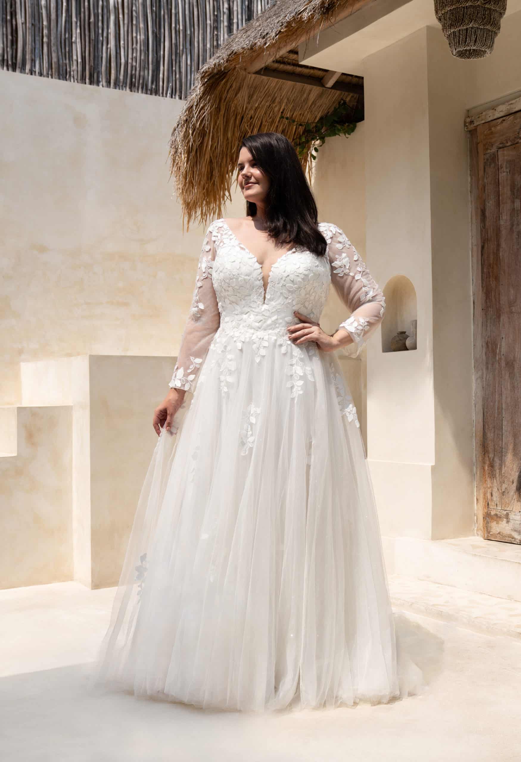 Brautkleid 30134W Amelie bei VeRina Brautmoden in Hille Rothenuffeln langarm Tüllkleid fließende Spitze V Ausschnitt Curvy