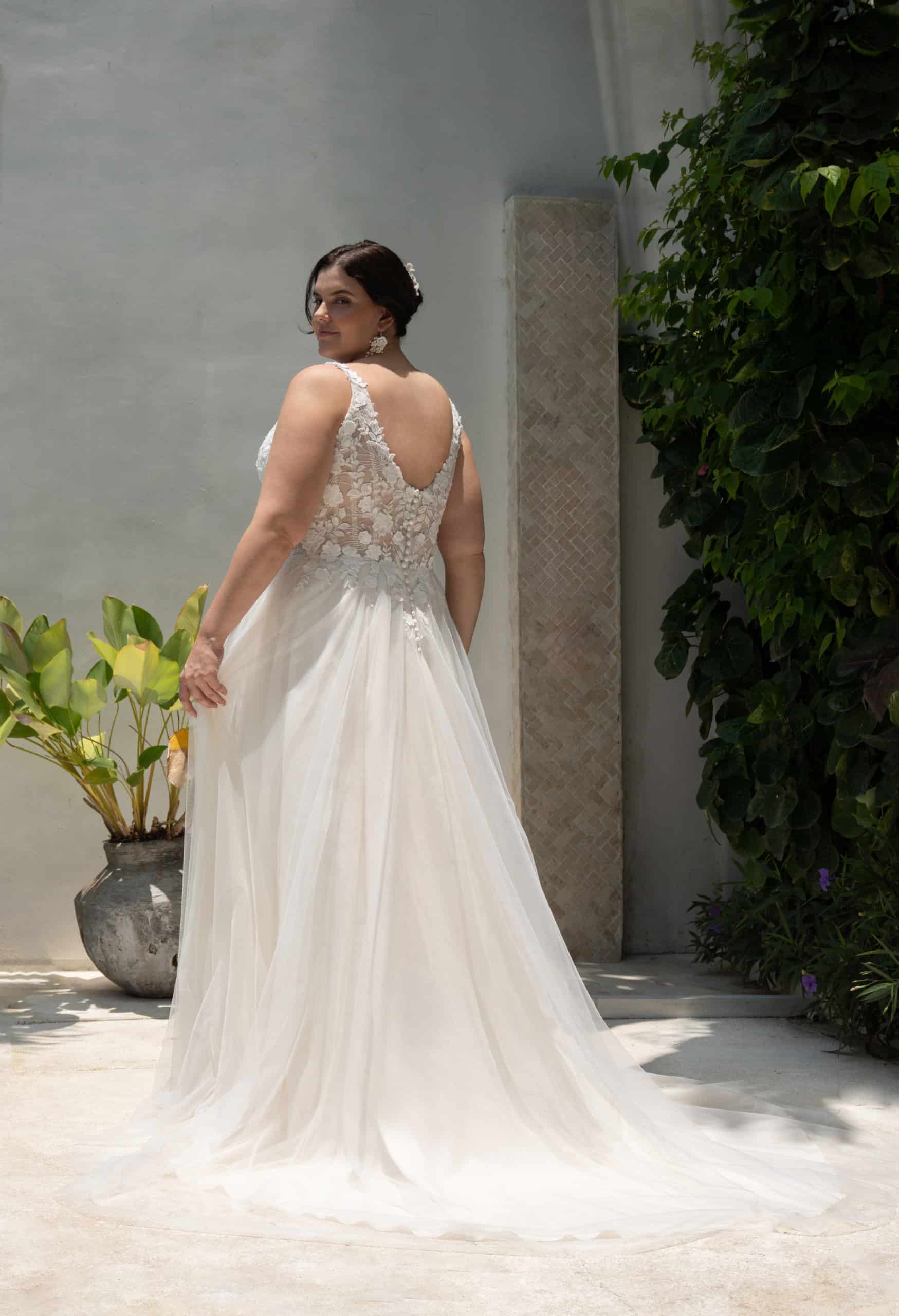 Brautkleid 30160W Amelie bella bei VeRina Brautmoden in Hille Rothenuffeln curvy Tüllkleid Schleppe fließende Spitze breitere Träger 3D Spitze runder Rückenausschnitt (2)