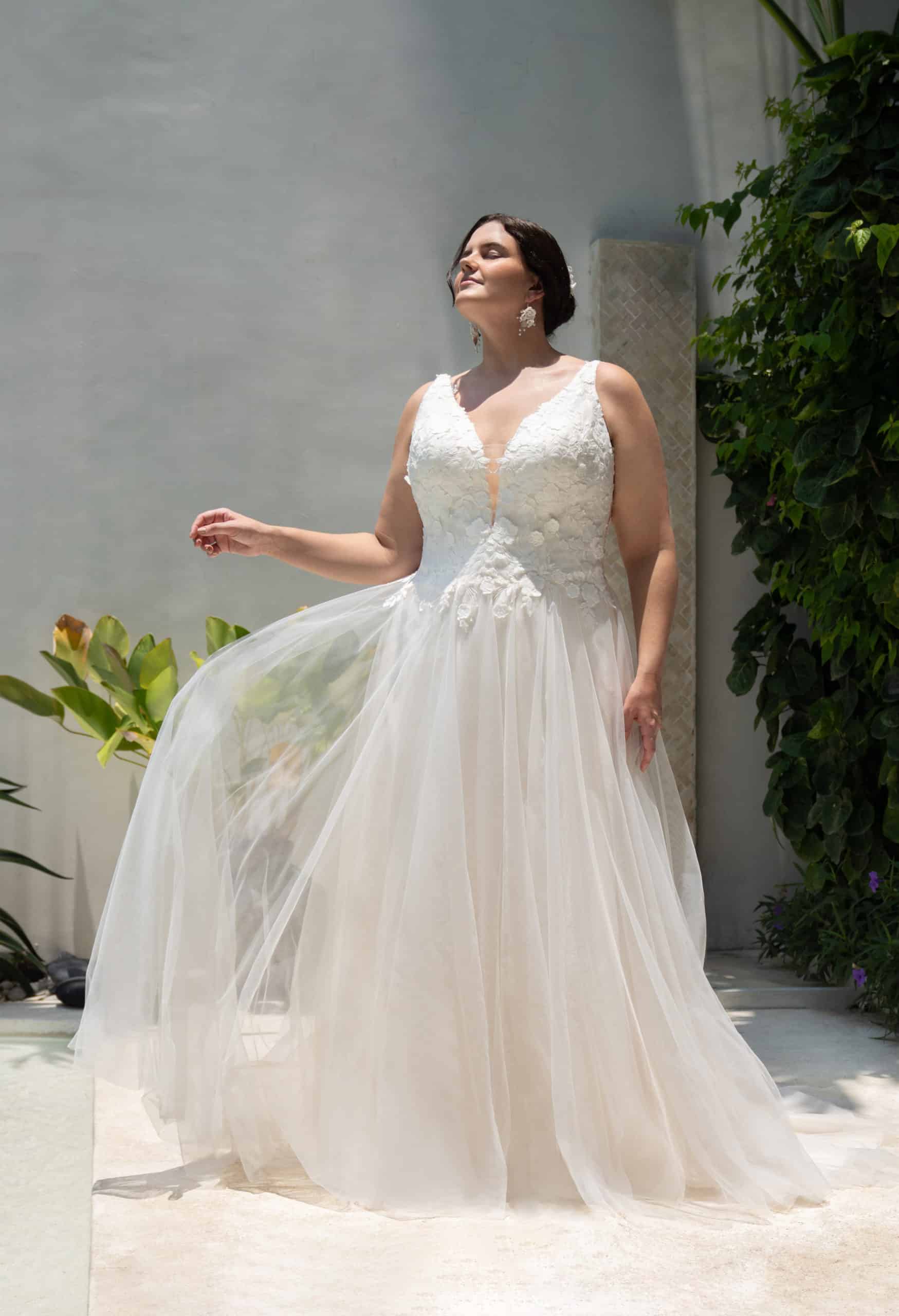 Brautkleid 30160W Amelie bella bei VeRina Brautmoden in Hille Rothenuffeln curvy Tüllkleid Schleppe fließende Spitze breitere Träger 3D Spitze runder Rückenausschnitt