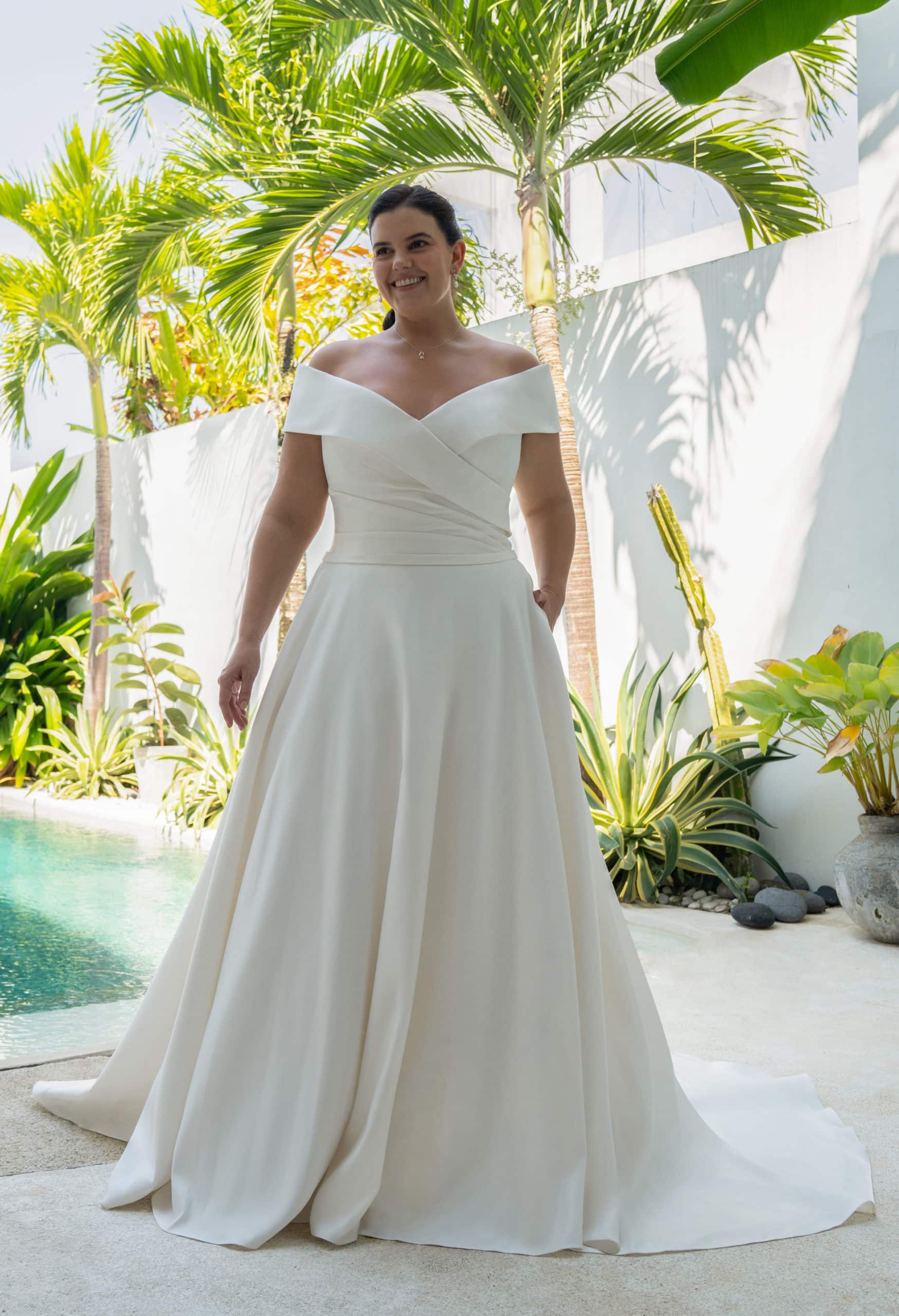Brautkleid 30166W Amelie bella bei VeRina Brautmoden in Hille Rothenuffeln curvy U Boot Ausschnitt schlicht Schleppe