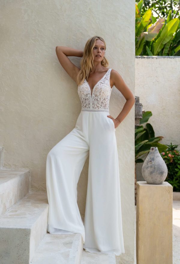 Jumpsuit Brautoutfit 40090 Amelie bei VeRina Brautmoden in Hille Rothenuffeln weite Chiffonbeine Spitzenoberteil mit Borte und breiteren Trägern