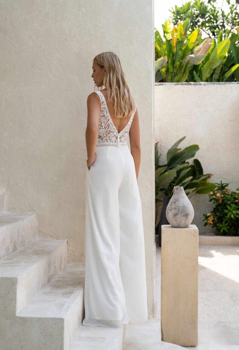 Jumpsuit Brautoutfit 40090 Amelie bei VeRina Brautmoden in Hille Rothenuffeln weite Chiffonbeine Spitzenoberteil mit Borte und breiteren Trägern2