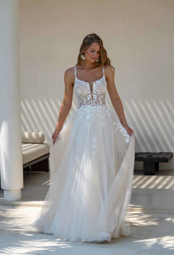 Brautkleid 20370 Amelie bei VeRin Brautmoden in Hille Rothenuffeln Spaghettiträger Softtüll durchsichter Rücken fließende Spitze V Ausschnitt