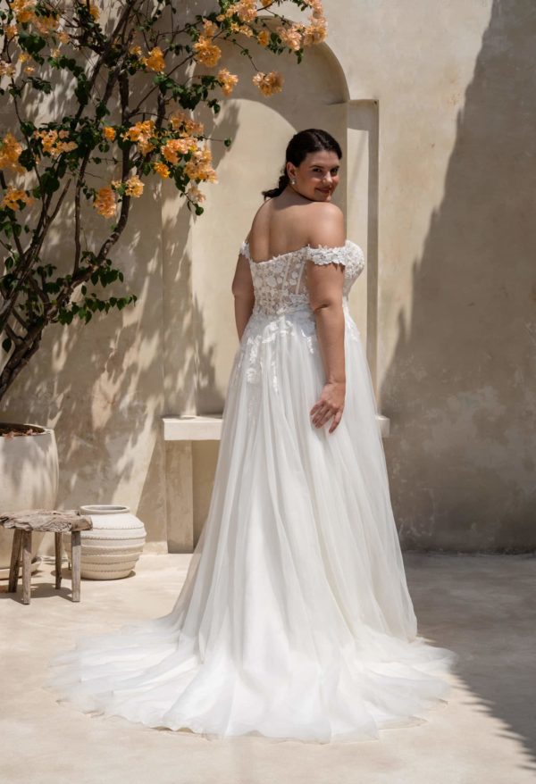 Brautkleid 30144W Amelie bella bei VeRina Brautmoden in Hille Rothenuffeln curvy Tüllkleid fließende Spitze Corsage Carmenträger Puffärmel (1)