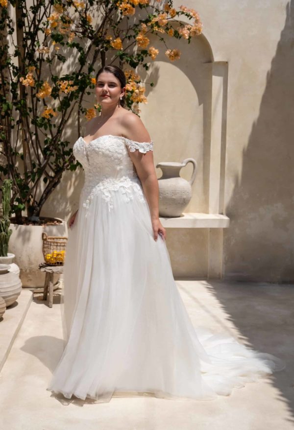 Brautkleid 30144W Amelie bella bei VeRina Brautmoden in Hille Rothenuffeln curvy Tüllkleid fließende Spitze Corsage Carmenträger Puffärmel (3)