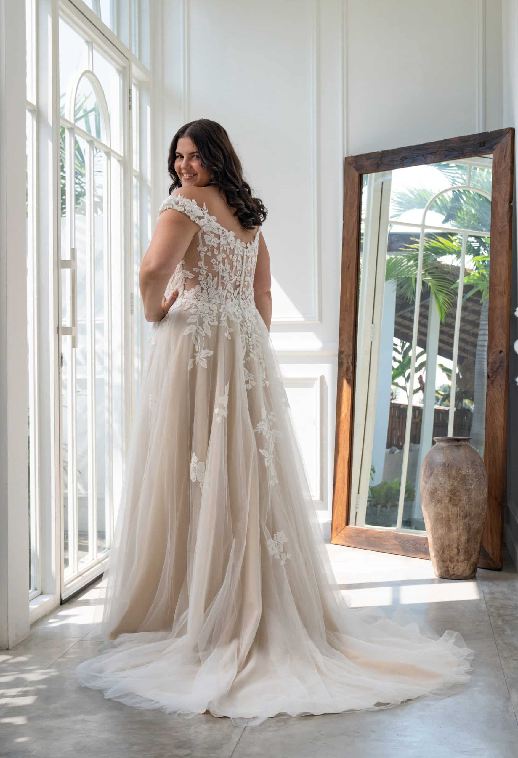 Brautkleid 30146W Ameli Bella bei VeRina Brautmoden in Hille Rothenuffeln Tüllkleid fließenede Spitze Carmenträger Stäbe durchsichtiger Rücken (1)