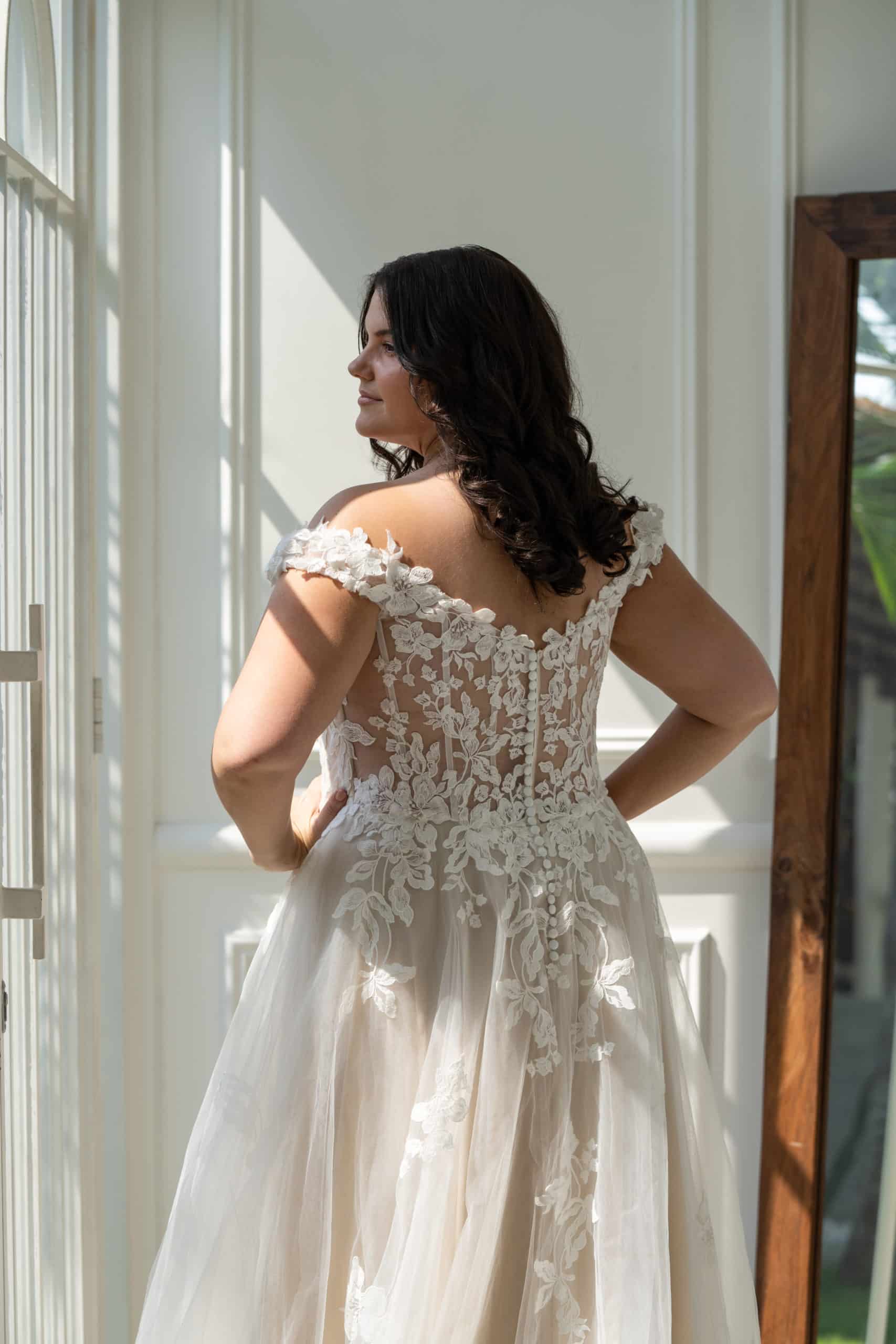 Brautkleid 30146W Ameli Bella bei VeRina Brautmoden in Hille Rothenuffeln Tüllkleid fließenede Spitze Carmenträger Stäbe durchsichtiger Rücken (2)