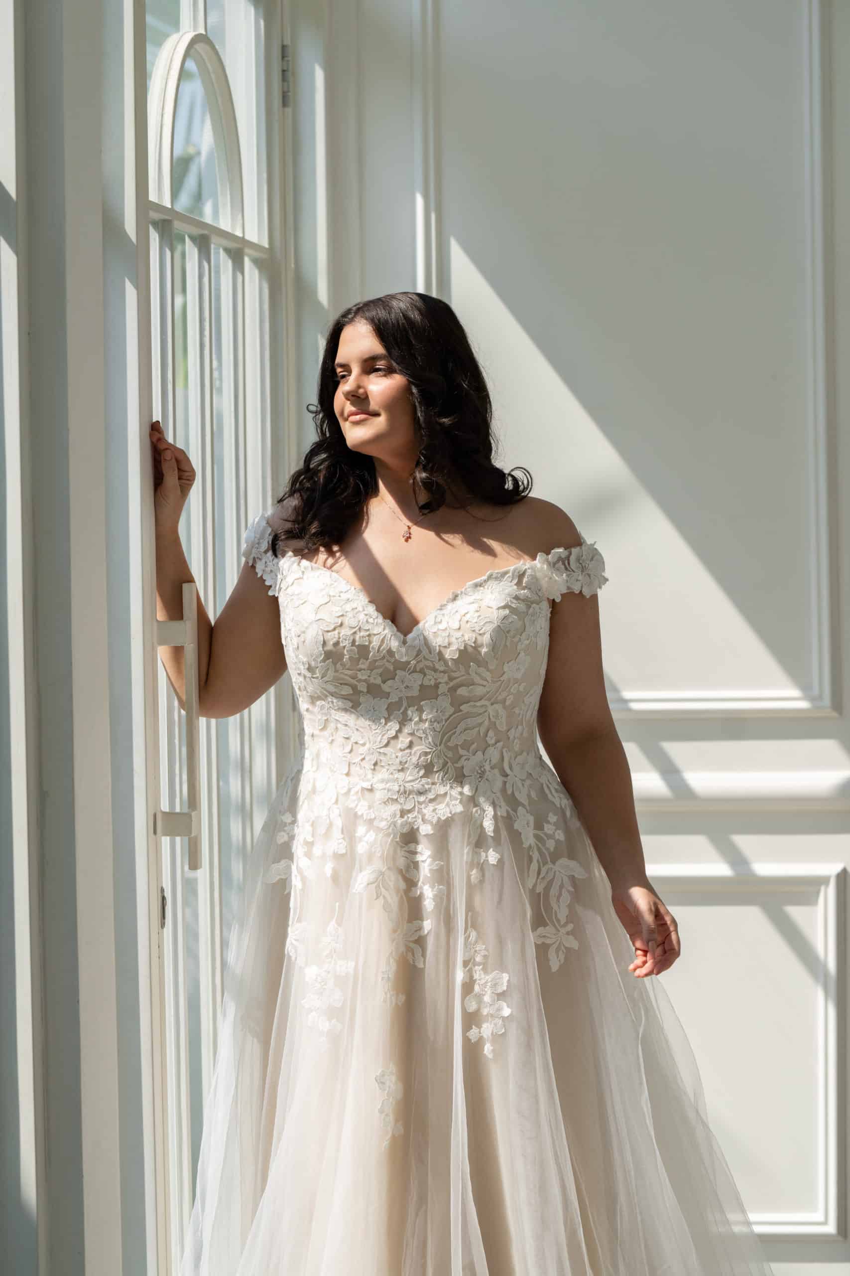 Brautkleid 30146W Ameli Bella bei VeRina Brautmoden in Hille Rothenuffeln Tüllkleid fließenede Spitze Carmenträger Stäbe durchsichtiger Rücken (3)