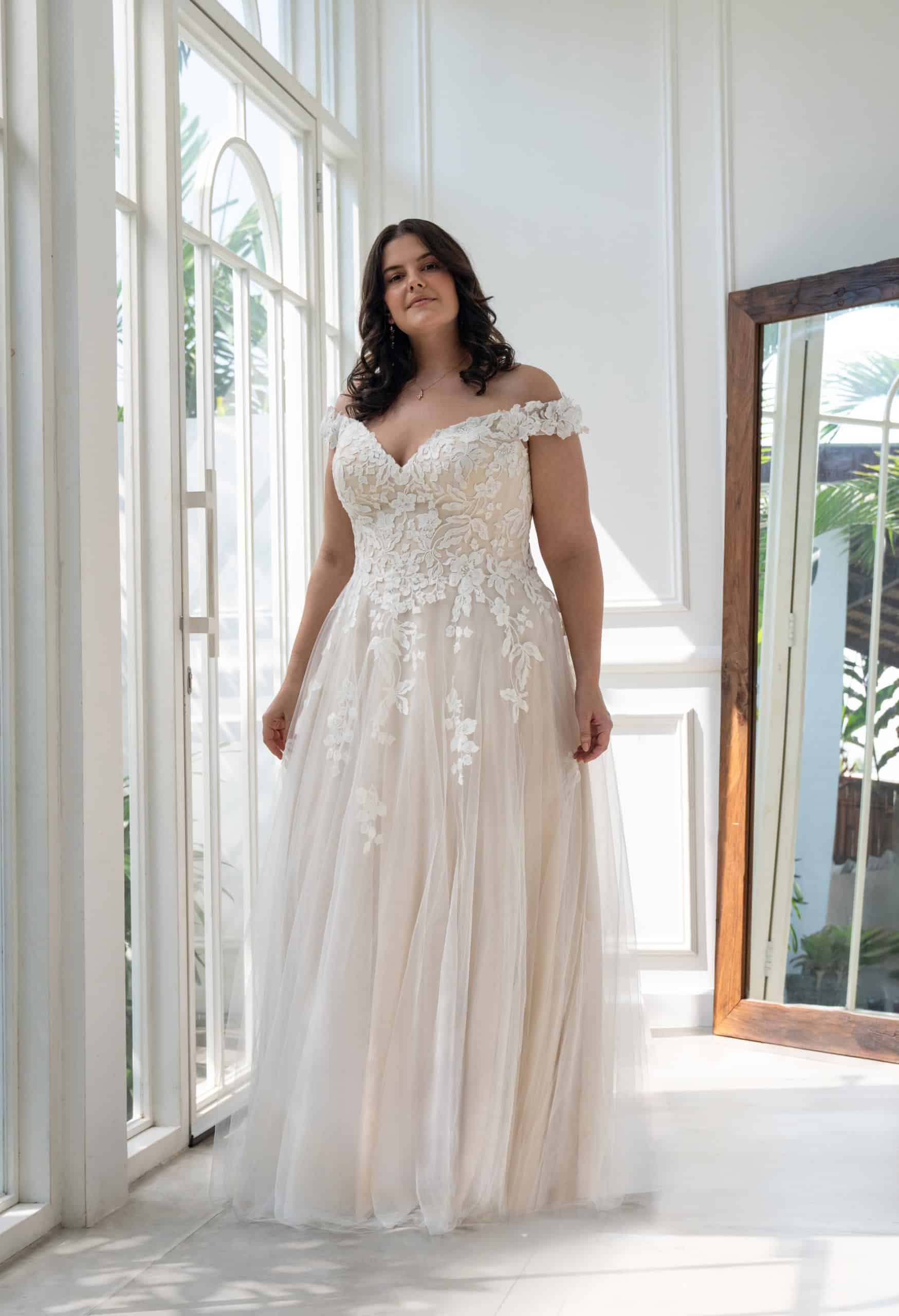 Brautkleid 30146W Ameli Bella bei VeRina Brautmoden in Hille Rothenuffeln Tüllkleid fließenede Spitze Carmenträger Stäbe durchsichtiger Rücken