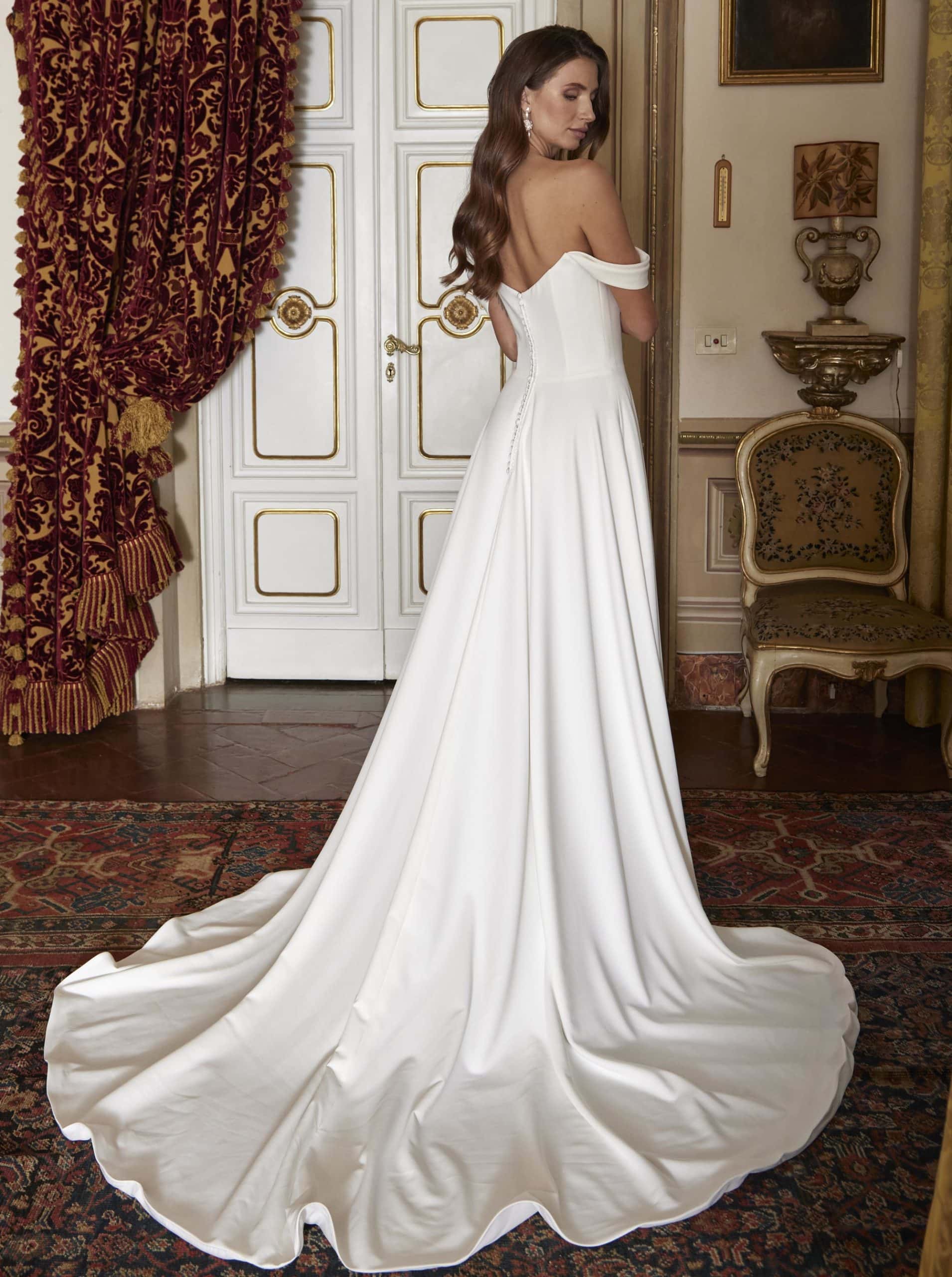 Brautkleid 1823 DL bei VeRina Brautmoden in Hille Rothenuffeln schlicht A Linie Carmenträger Schleppe Knopfleist Reißverschluss (2)