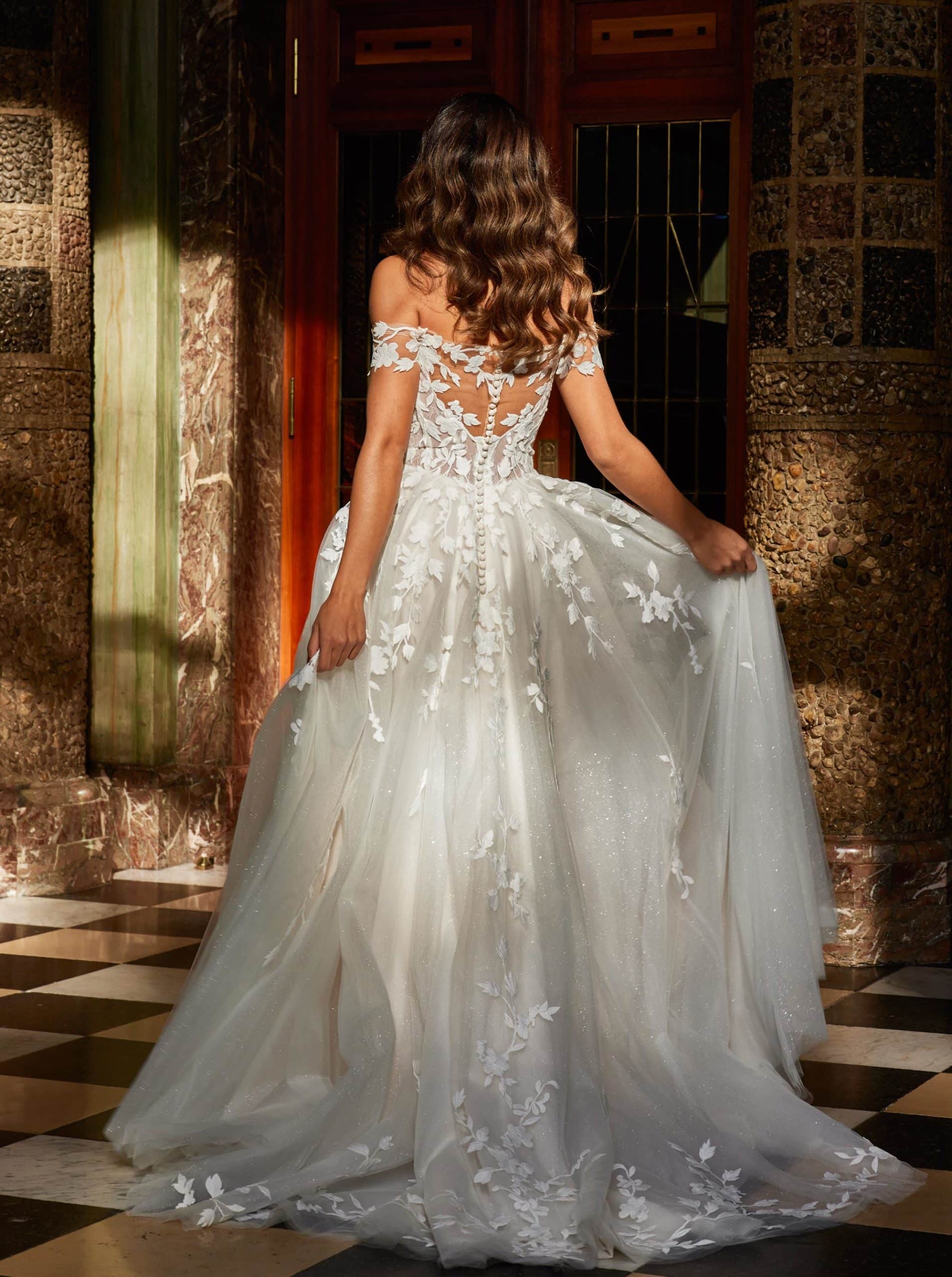 Brautkleid 50810 Lisa Donetti De Luxe bei VeRina Brautmoden in Hille Rothenuffeln Prinzessin Tüll Glitzertüll Corsage weiche fließende Spitze Carmenträger (1)