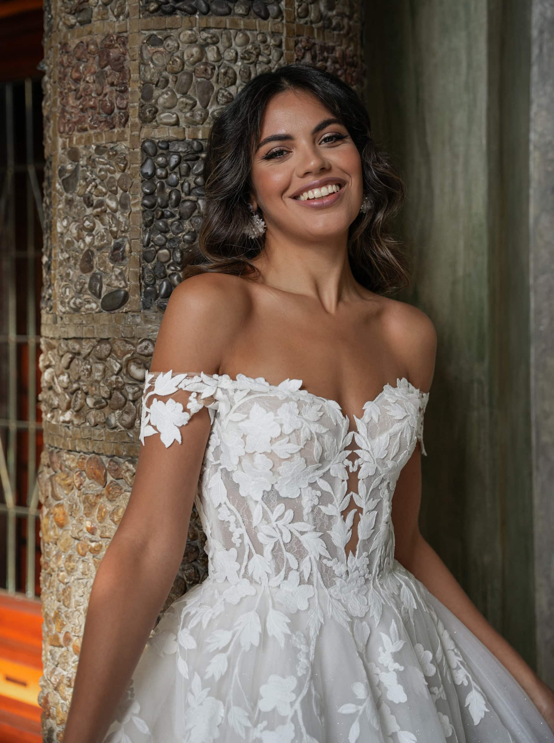 Brautkleid 50810 Lisa Donetti De Luxe bei VeRina Brautmoden in Hille Rothenuffeln Prinzessin Tüll Glitzertüll Corsage weiche fließende Spitze Carmenträger (2)