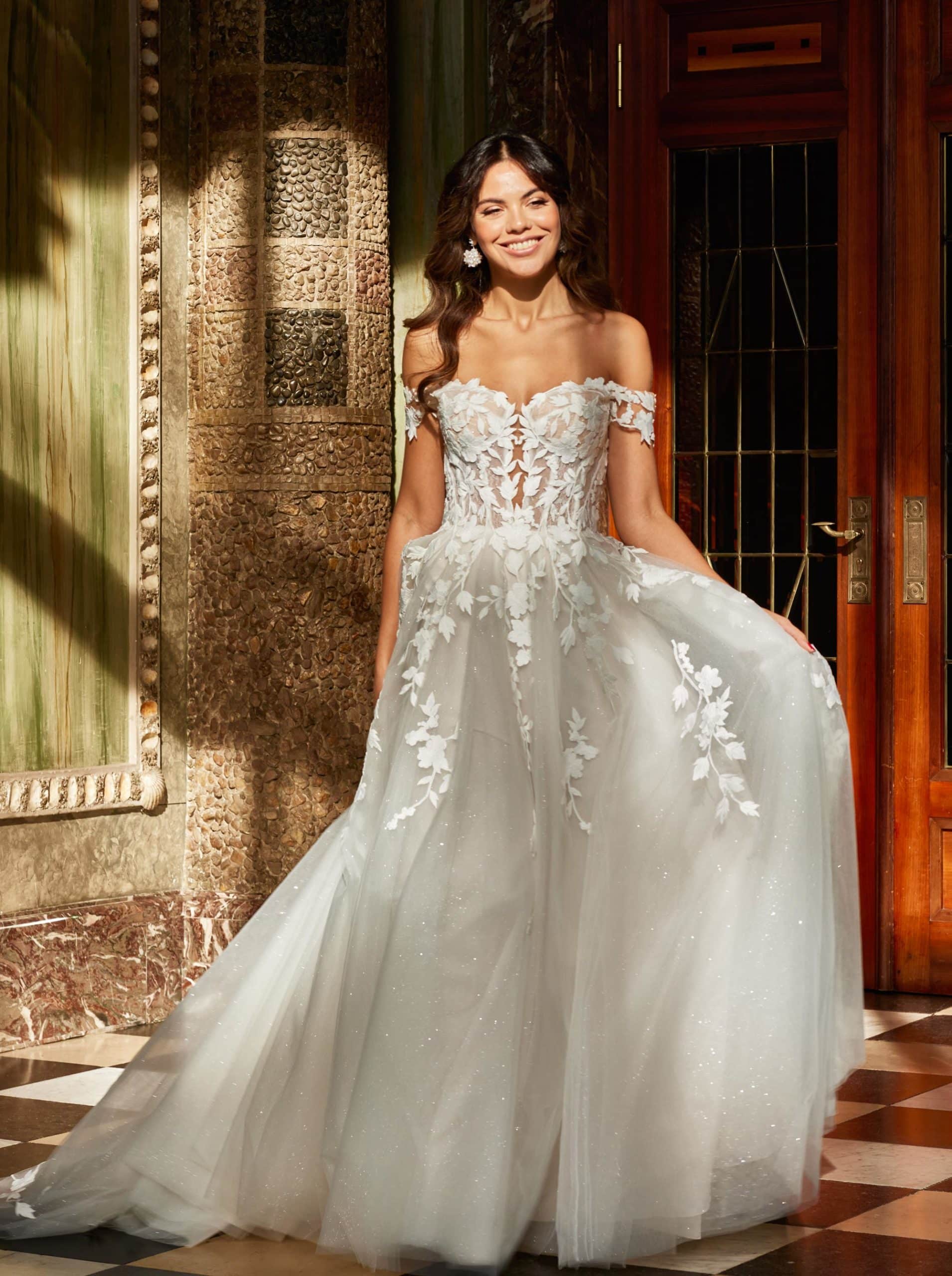 Brautkleid 50810 Lisa Donetti De Luxe bei VeRina Brautmoden in Hille Rothenuffeln Prinzessin Tüll Glitzertüll Corsage weiche fließende Spitze Carmenträger