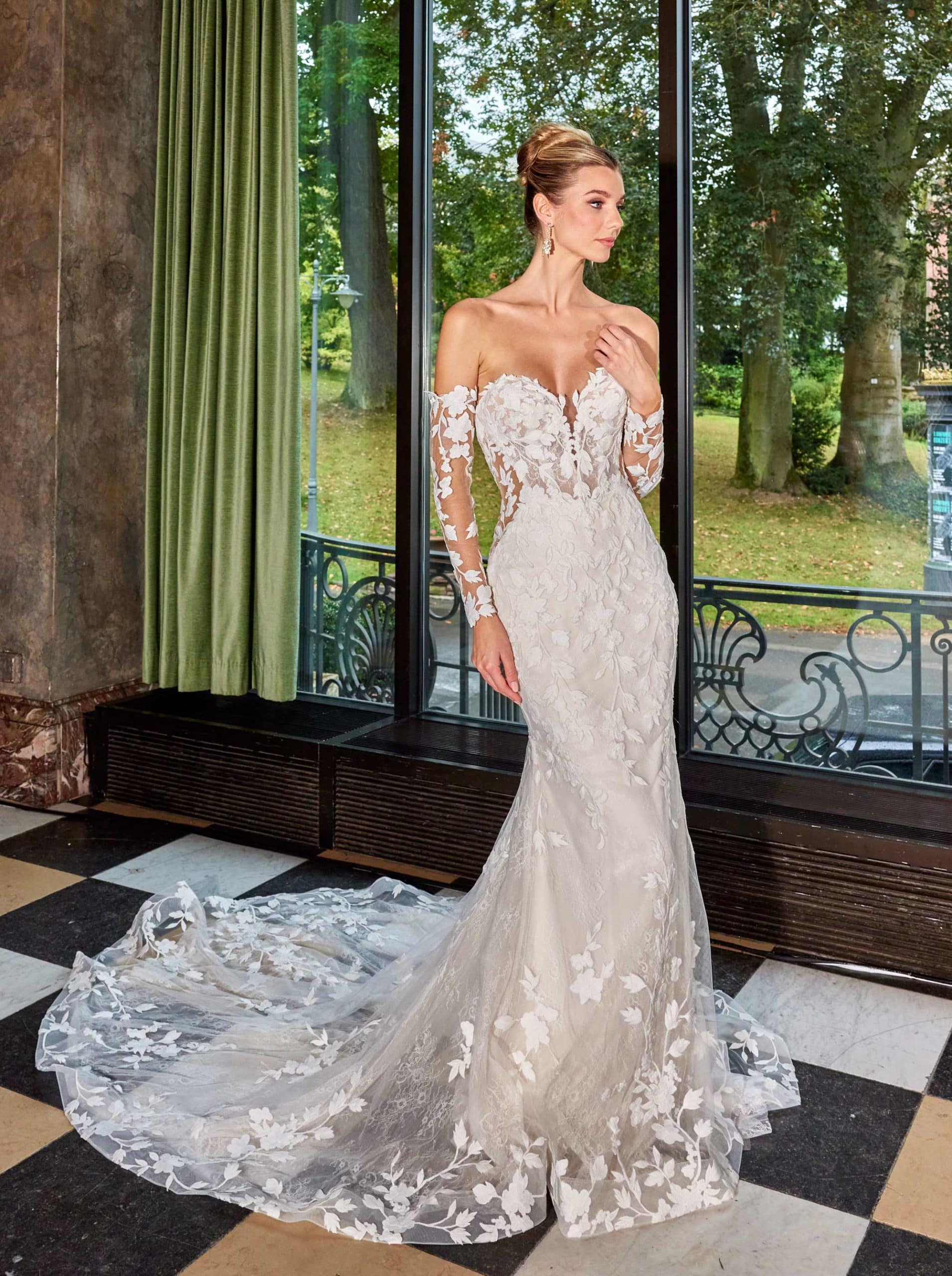 Brautkleid 50833 Lisa Donetti De Luxe bei VeRina Brautmoden in Hille Rothenuffeln figurbetont schleppe fit&flare weiche Spitze duchsichtig Ärmel (2)