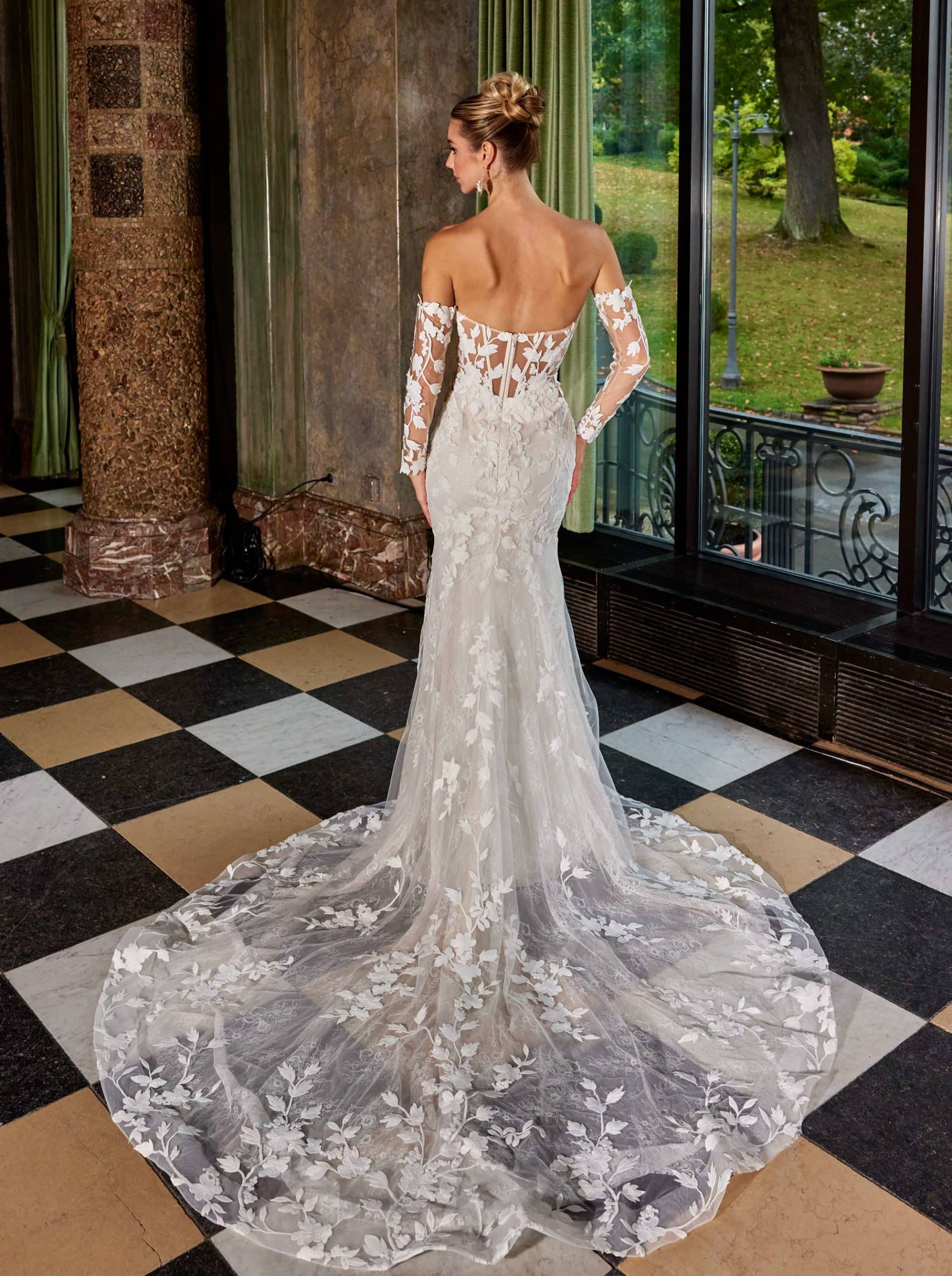 Brautkleid 50833 Lisa Donetti De Luxe bei VeRina Brautmoden in Hille Rothenuffeln figurbetont schleppe fit&flare weiche Spitze duchsichtig Ärmel (3)