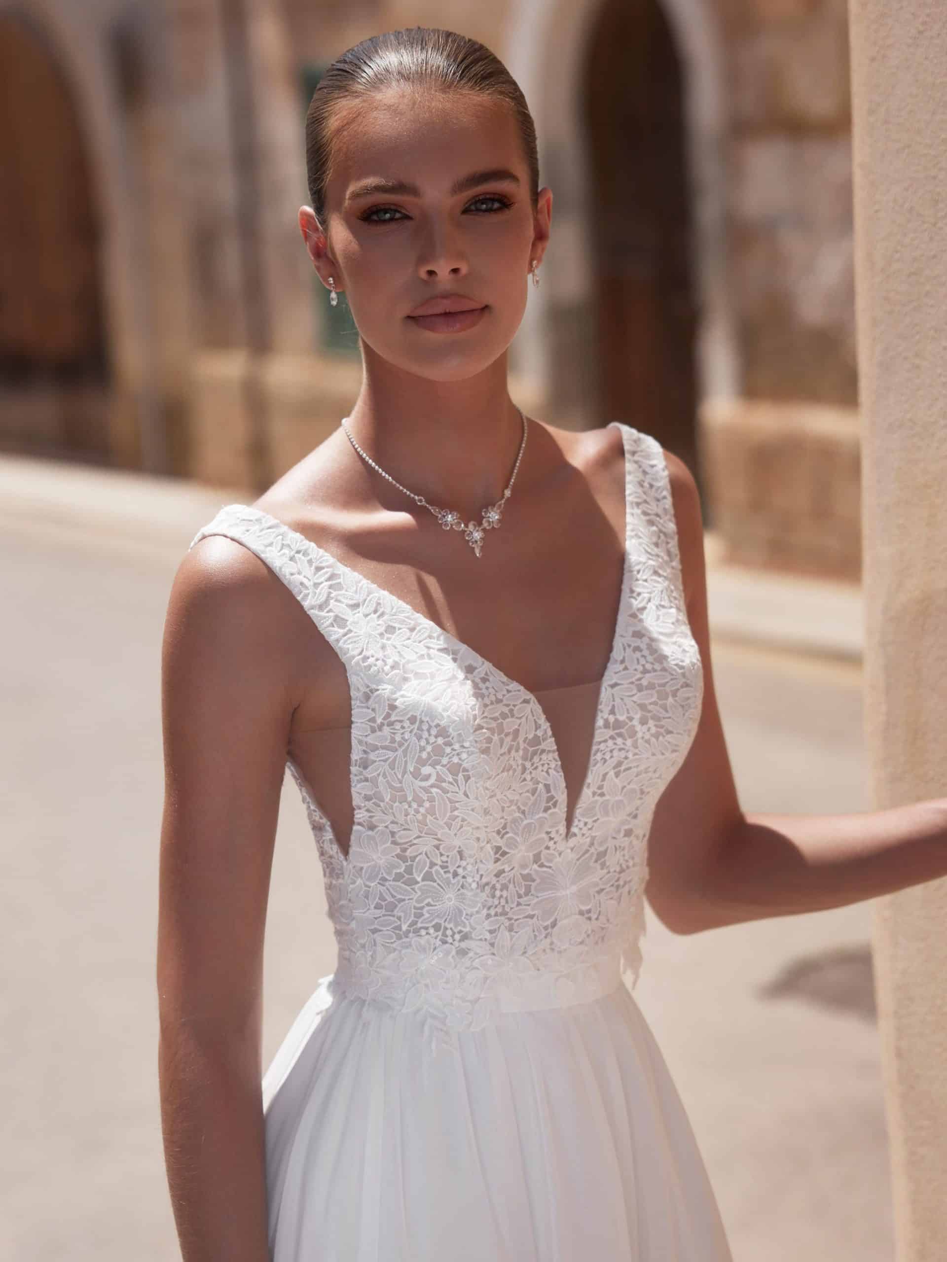 bianco evento bridal top e465 Bolero bei VeRina Brautmoden in Hille Rothenuffeln Spitze V Ausschnitt breitere Träger cutouts