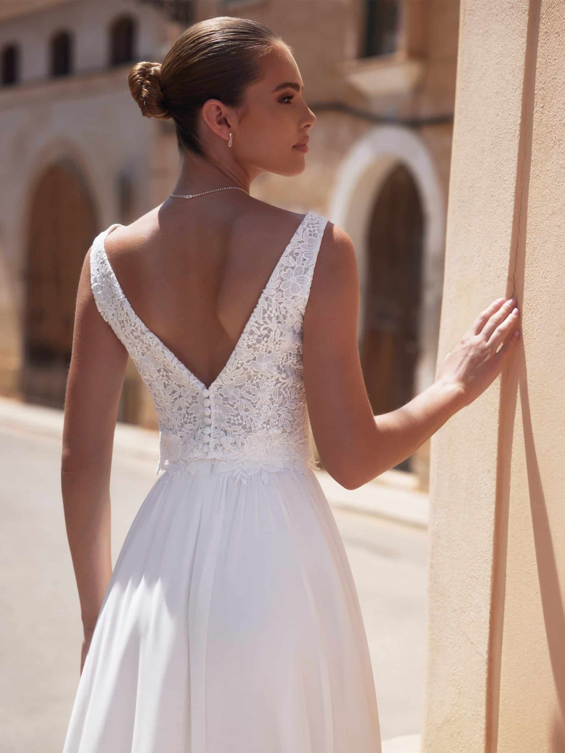 bianco evento bridal top e465 Bolero bei VeRina Brautmoden in Hille Rothenuffeln Spitze V Ausschnitt breitere Träger cutouts1