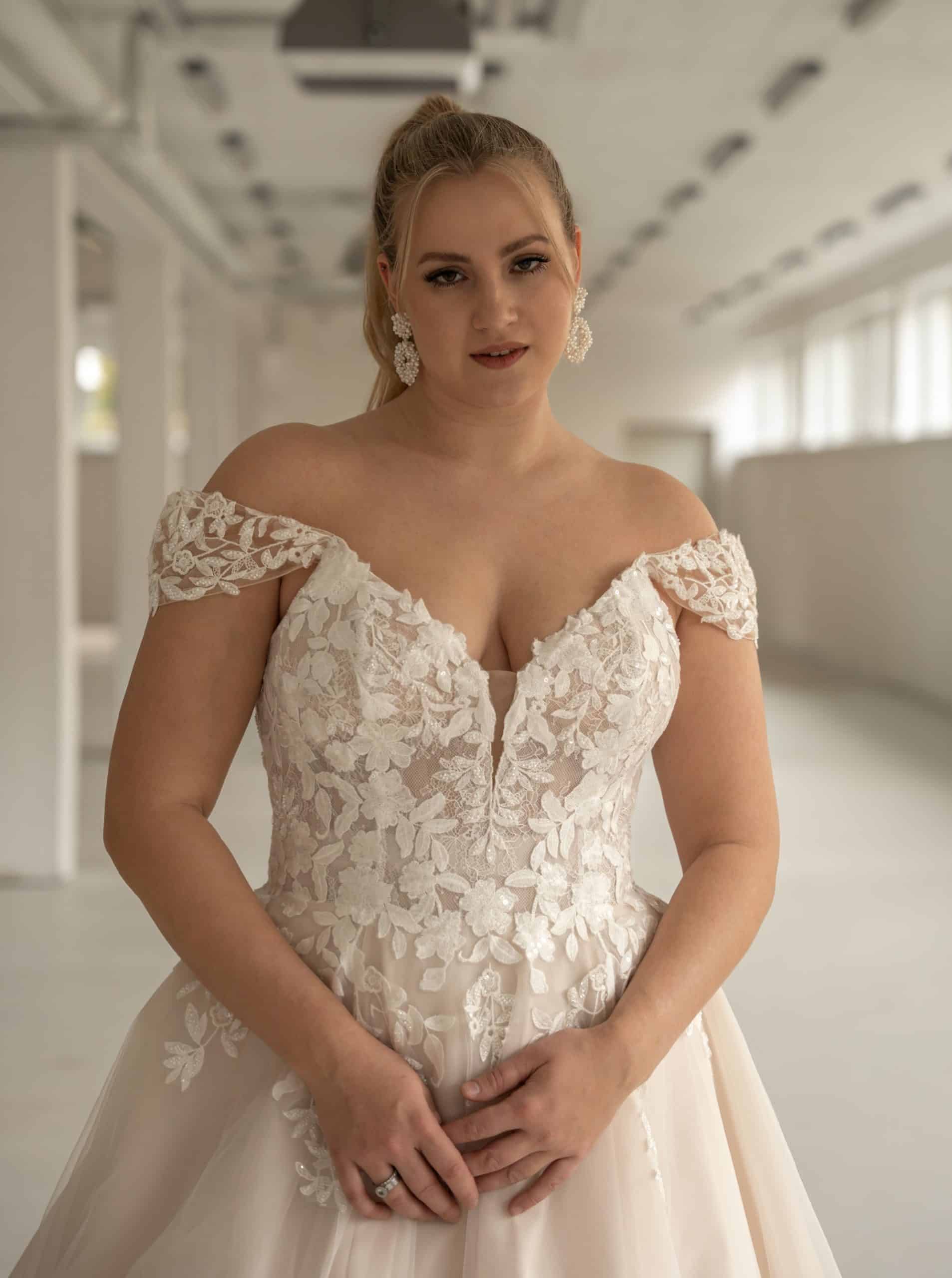 90609 Madonna Brautkleid Euro Mode donner DL bei VeRina Brautmoden in Hille Rothenuffeln Curvy Prinzessin fließende Spitze Carmenträger (1)