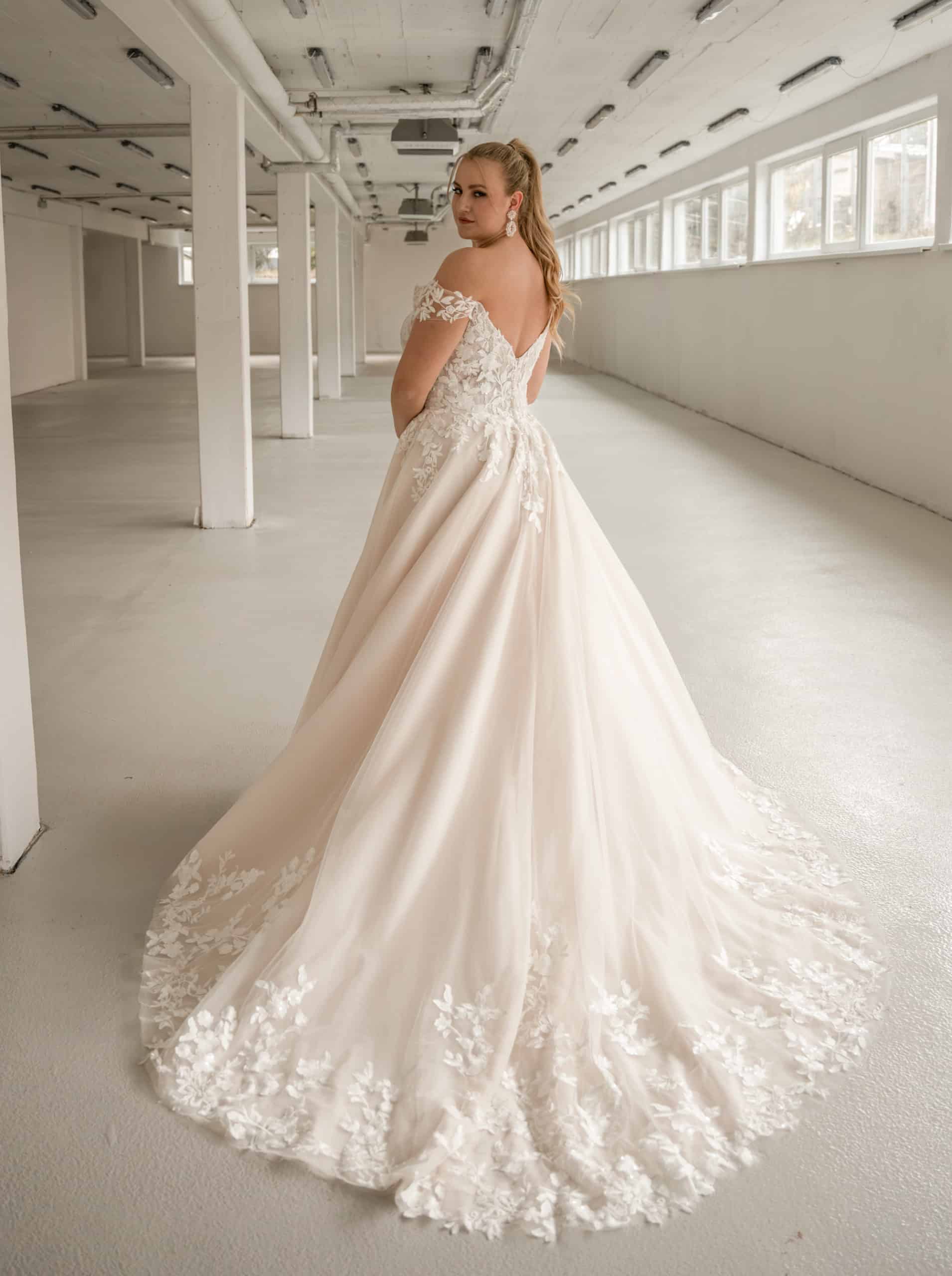 90609 Madonna Brautkleid Euro Mode donner DL bei VeRina Brautmoden in Hille Rothenuffeln Curvy Prinzessin fließende Spitze Carmenträger (2)