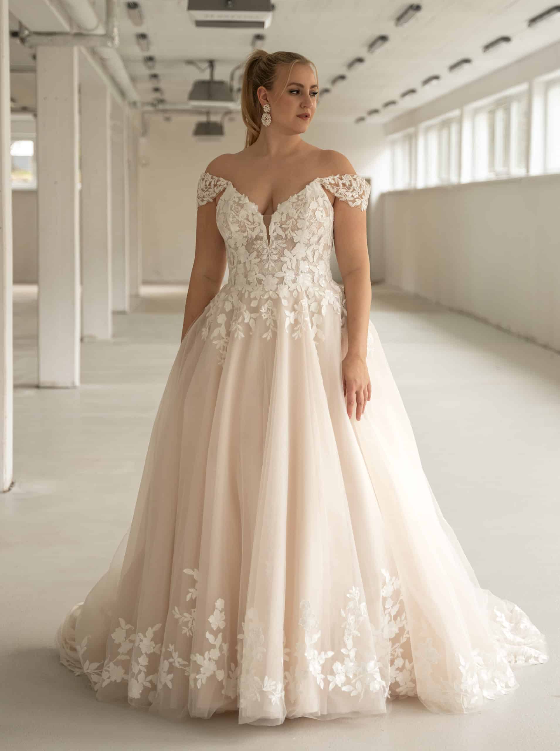 90609 Madonna Brautkleid Euro Mode donner DL bei VeRina Brautmoden in Hille Rothenuffeln Curvy Prinzessin fließende Spitze Carmenträger