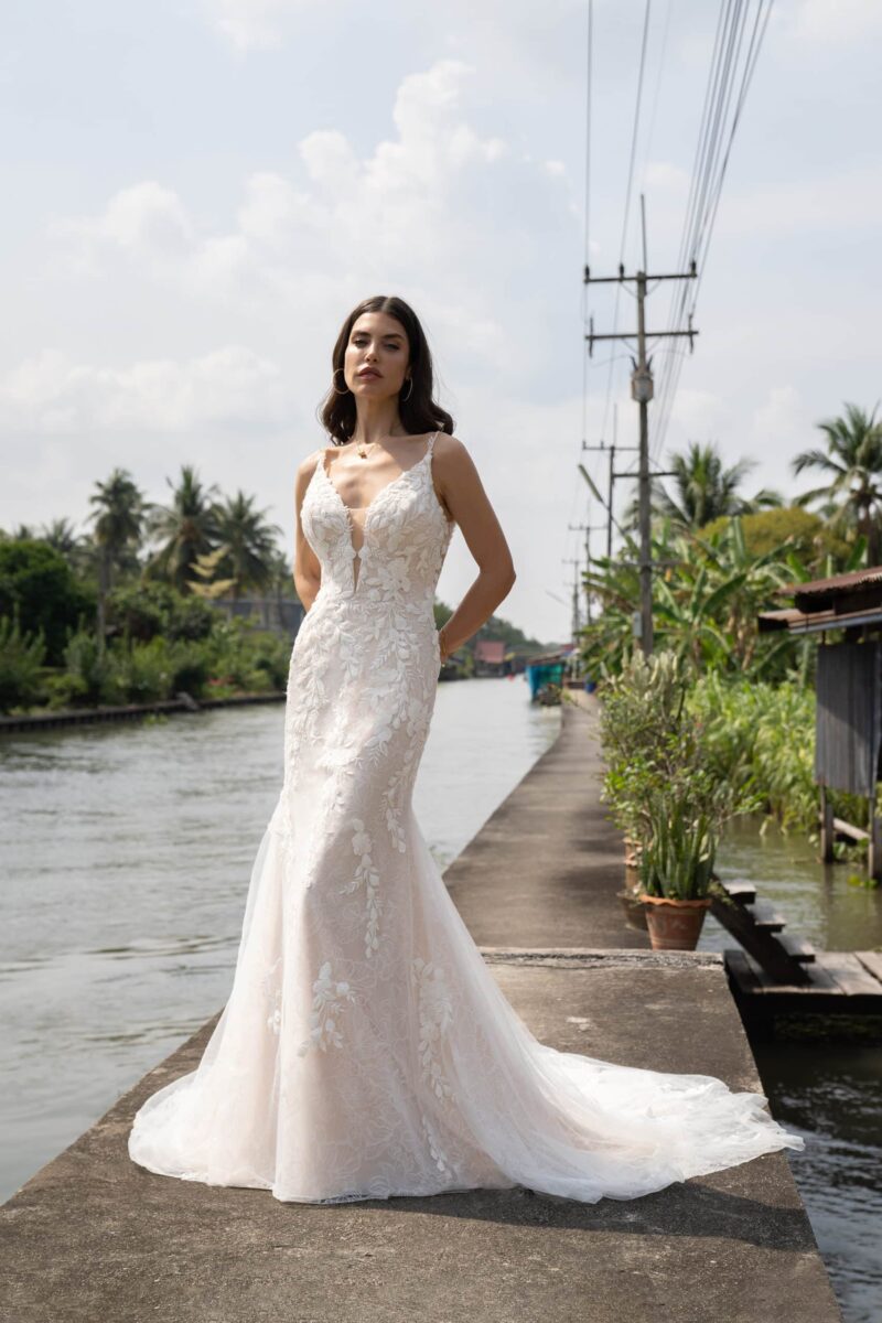Brautkleid 10107 Amelie bei VeRina Brautmoden in Hille Rothenuffeln figurbetont fließende Spitze einzelne Spitzenelemente Schleppe mit Spitze tiefer Rückenausschnitt V Ausschnitt (1)