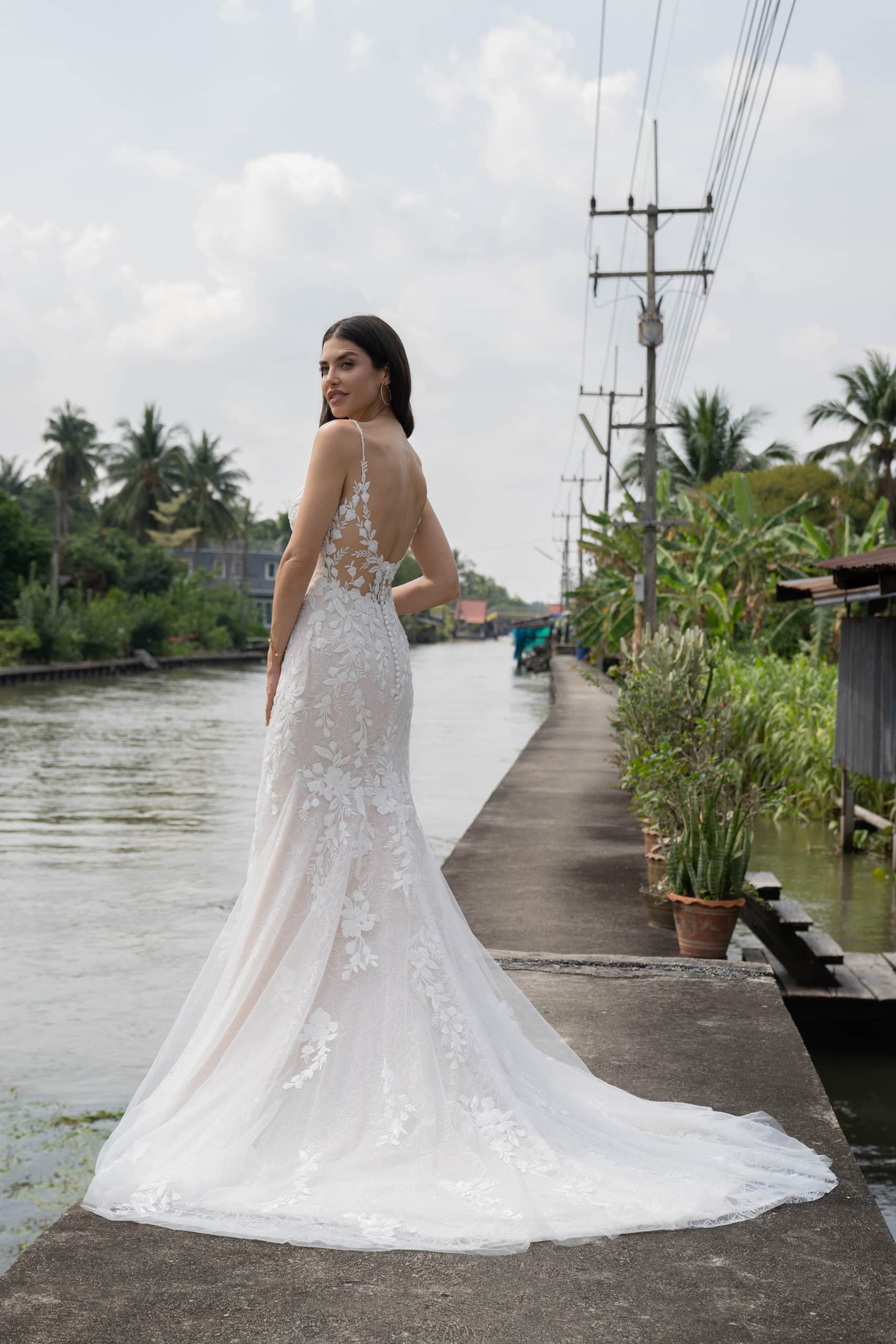 Brautkleid 10107 Amelie bei VeRina Brautmoden in Hille Rothenuffeln figurbetont fließende Spitze einzelne Spitzenelemente Schleppe mit Spitze tiefer Rückenausschnitt V Ausschnitt (2)