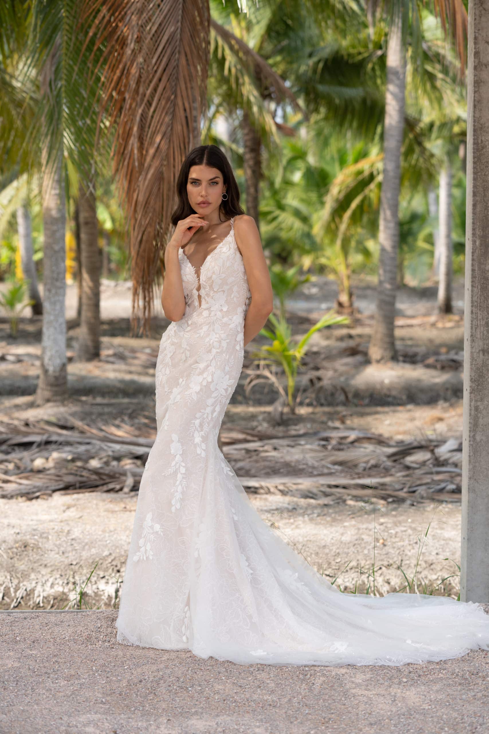 Brautkleid 10107 Amelie bei VeRina Brautmoden in Hille Rothenuffeln figurbetont fließende Spitze einzelne Spitzenelemente Schleppe mit Spitze tiefer Rückenausschnitt V Ausschnitt (3)